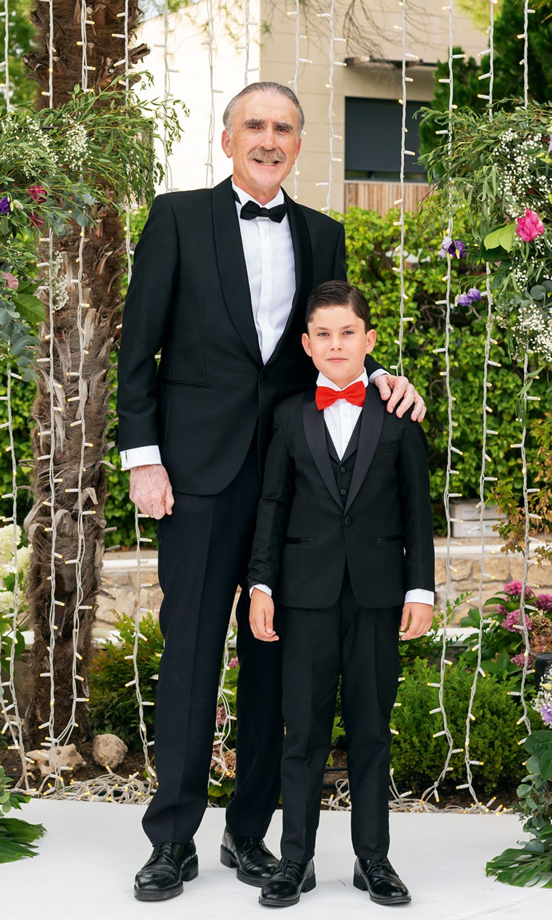 El presentador Juan y Medio, amigo íntimo de David, y mánager de la banda cuando se convirtieron en protagonistas de películas. Con él, su sobrino de nueve años, Juan Redondo, uno de nuestros lectores más queridos. Él fue el encargado de llevar las alianzas a los novios 