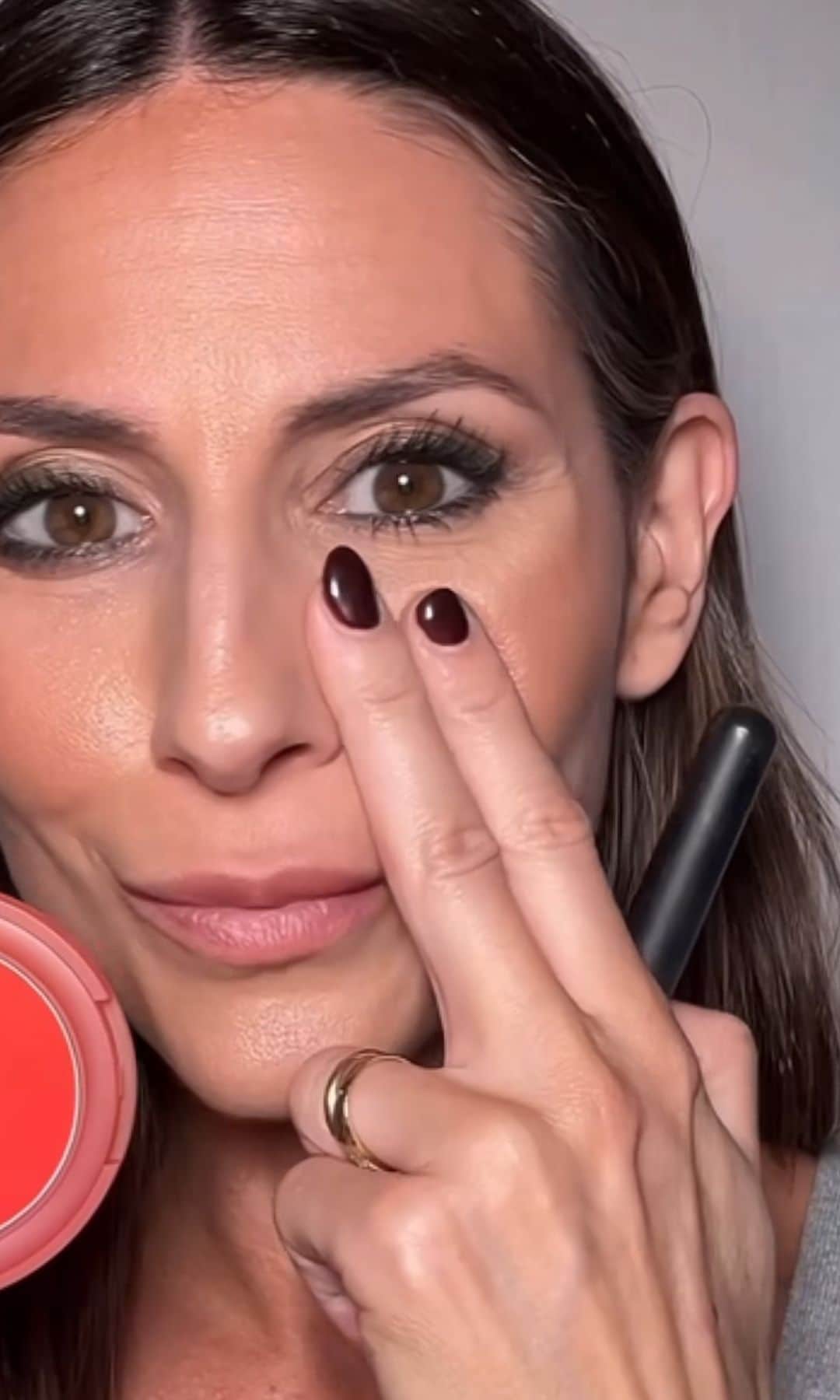 María Borbolla en un tutorial en el que enseña a aplicar el colorete