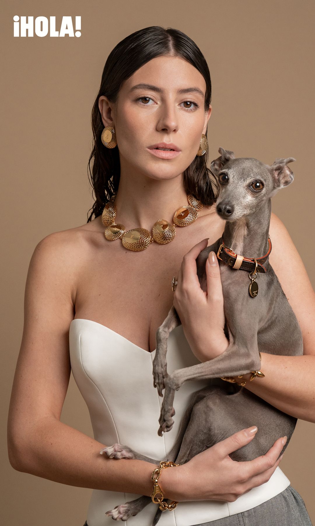 Los accesorios son el detalle esencial que eleva cualquier look. En esta imagen, Ale luce un bustier, complementado con pulseras, collar, anillo y aretes de Louis Vuitton. Gaia luce collar con placa de LV Lovers, de la maison .