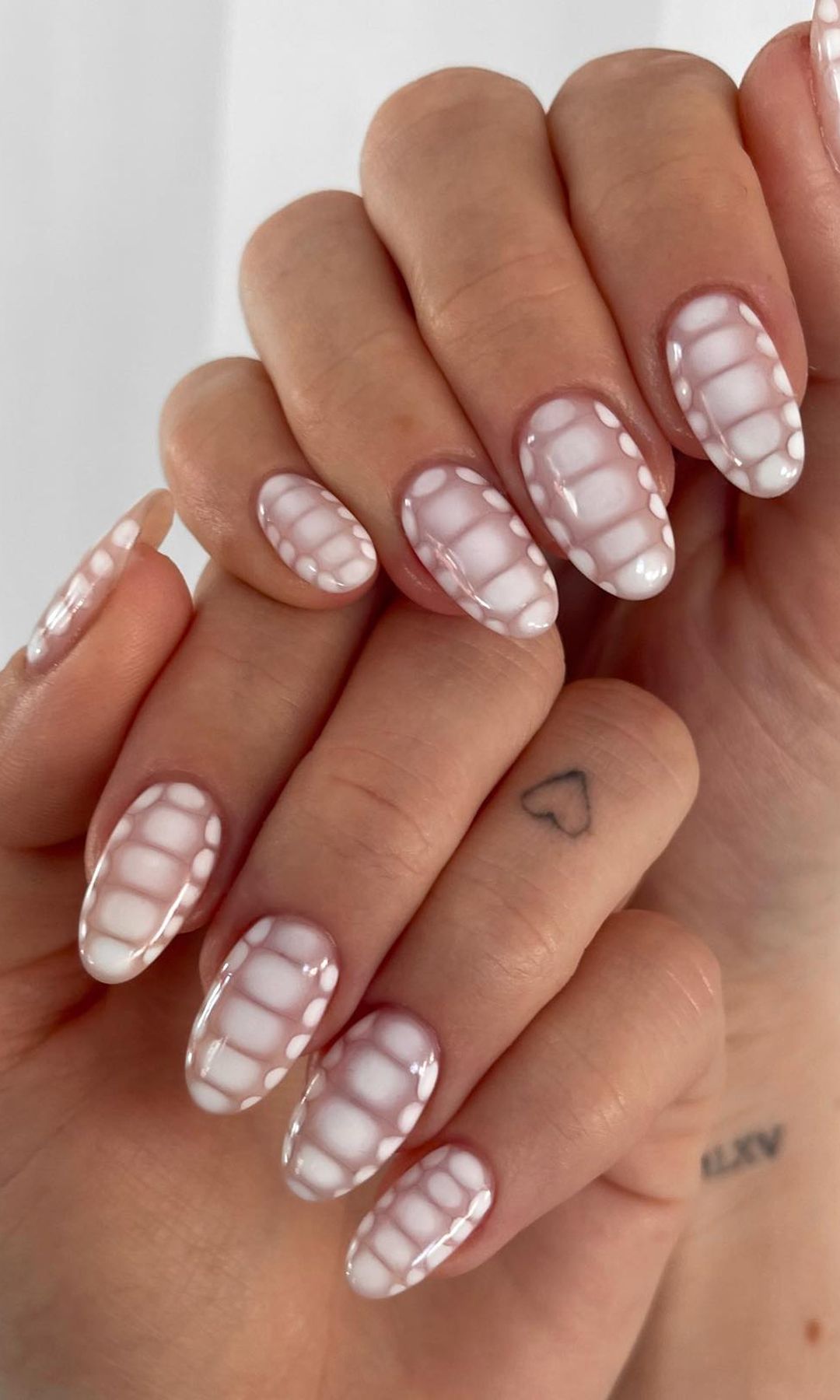 Manicura blanca con manchas abstractas