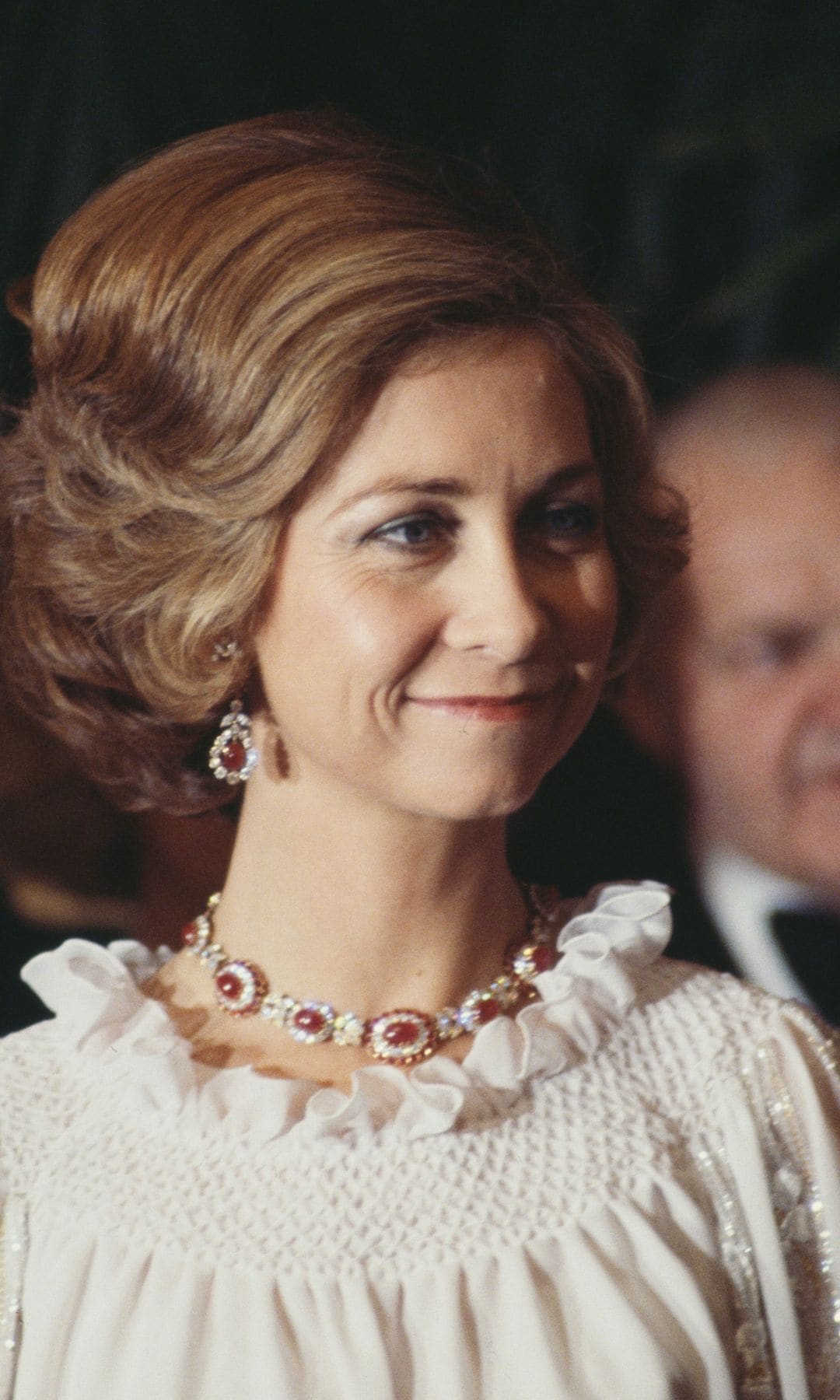La reina Sofía luciendo el parure de rubíes en un evento en 1976. 