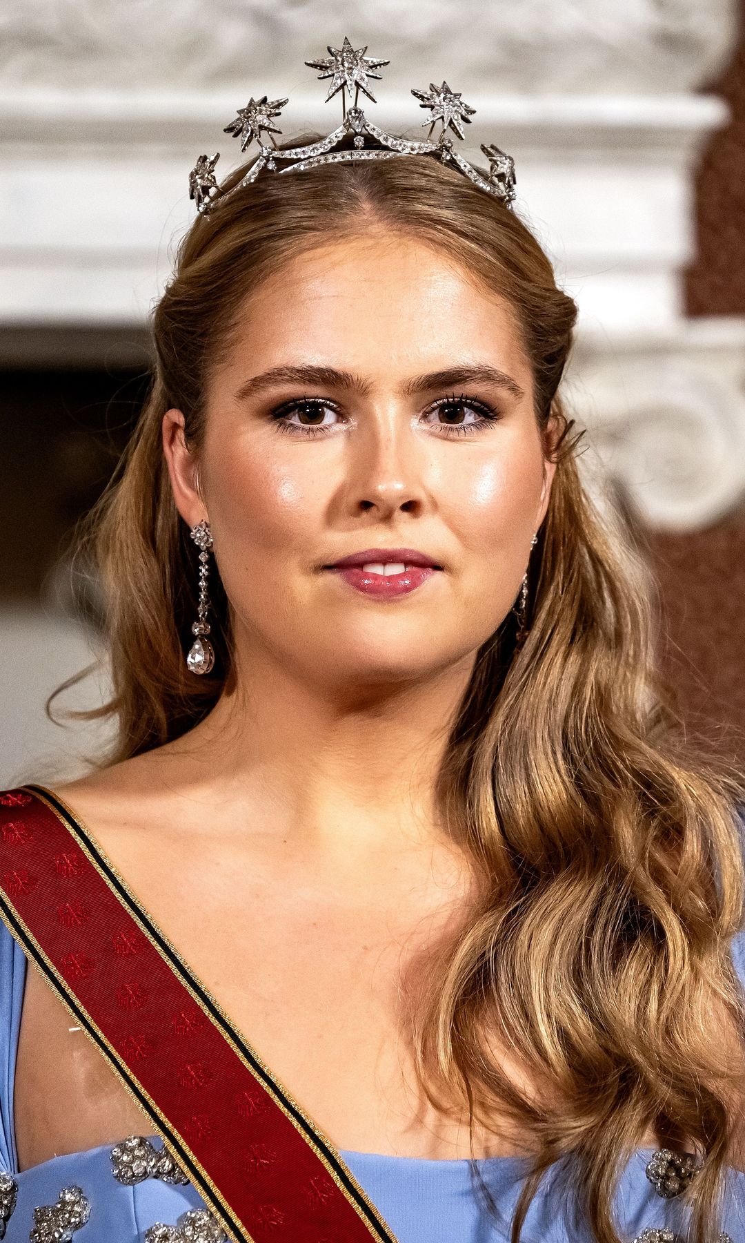 Amalia de Holanda, una espectacular princesa de cuento con su nuevo vestido de gala azul cielo y aplicaciones brillantes