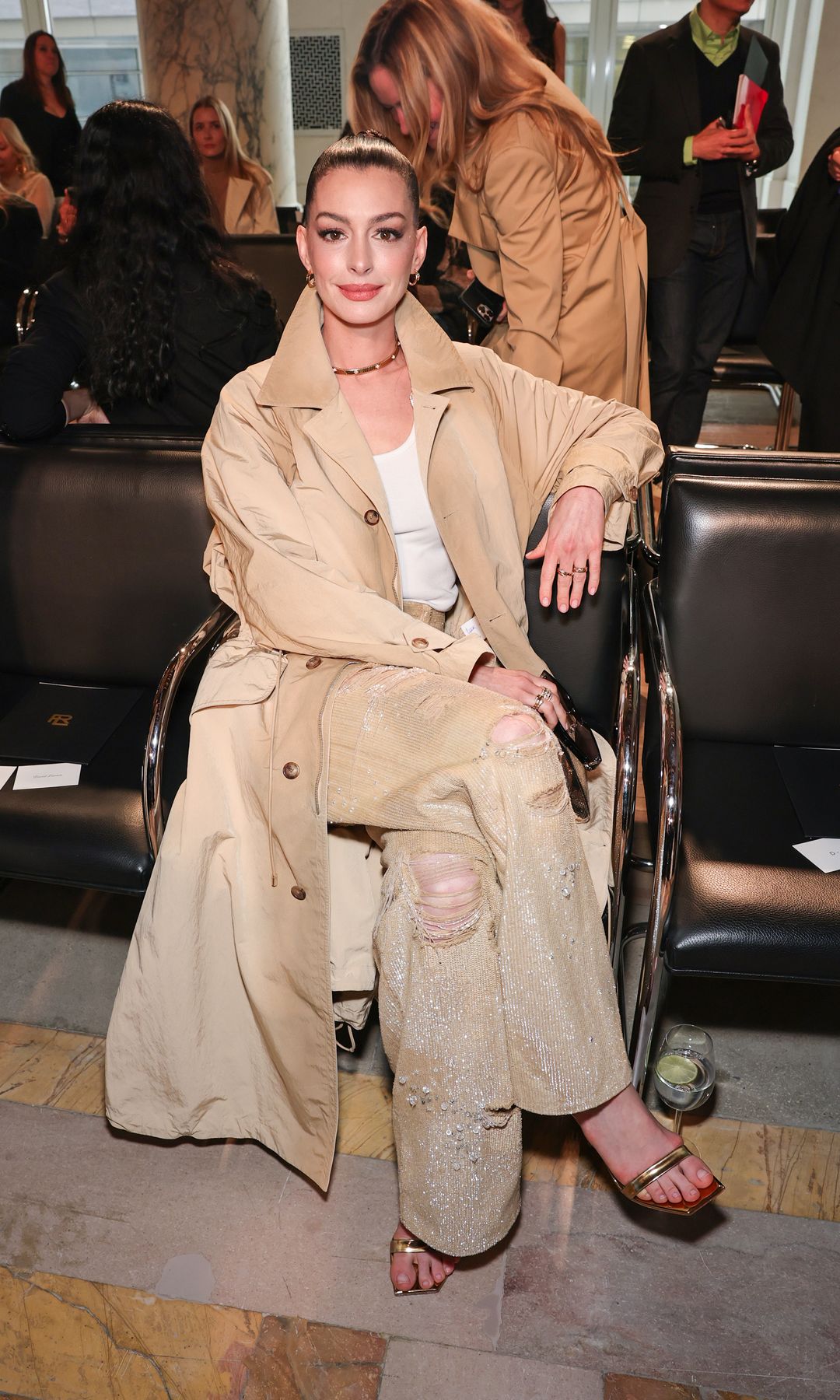 Anne Hathaway en el desfile de Ralph Lauren para Otoño 2025 