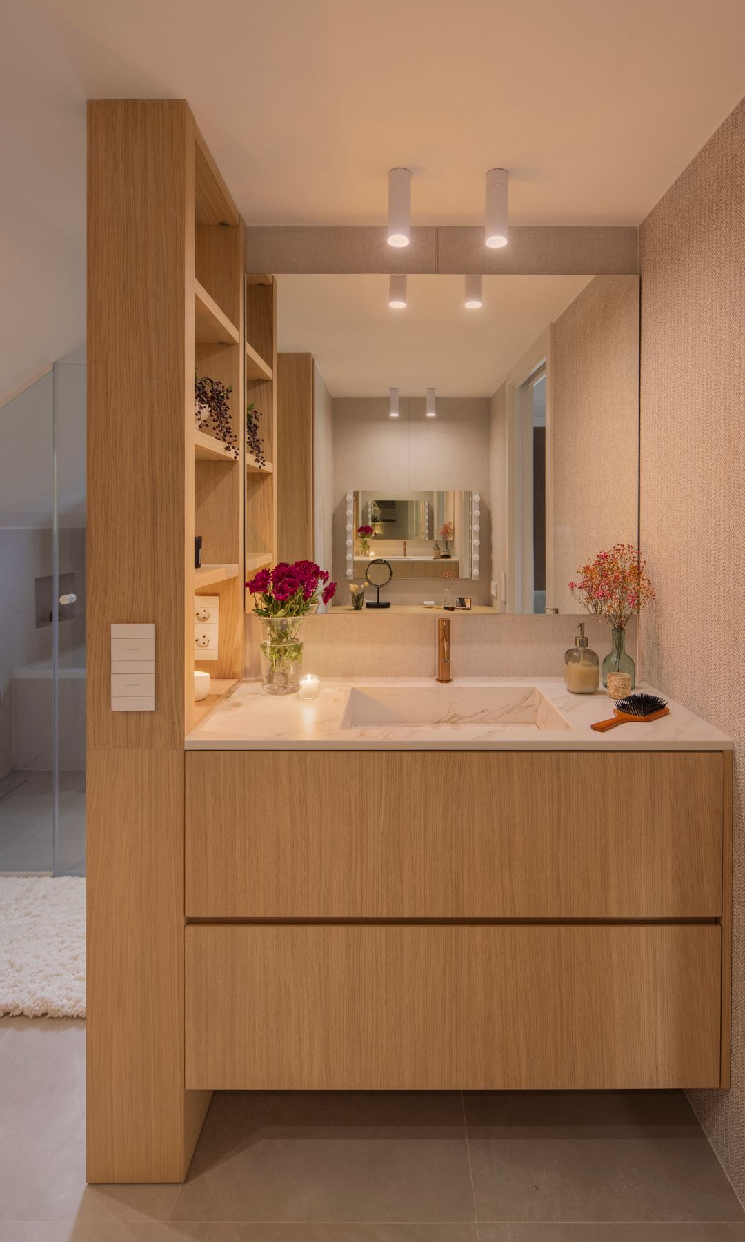 Baño en madera con armario y mueble bajolavabo, espejo, focos sobre el espejo 
