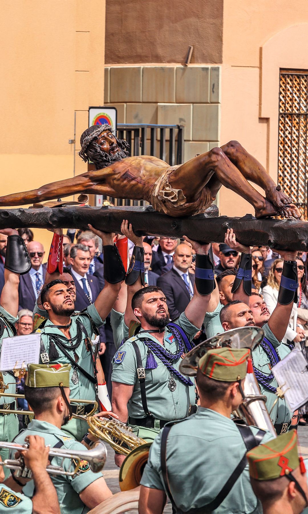 Un momento de la procesión de la Legión
