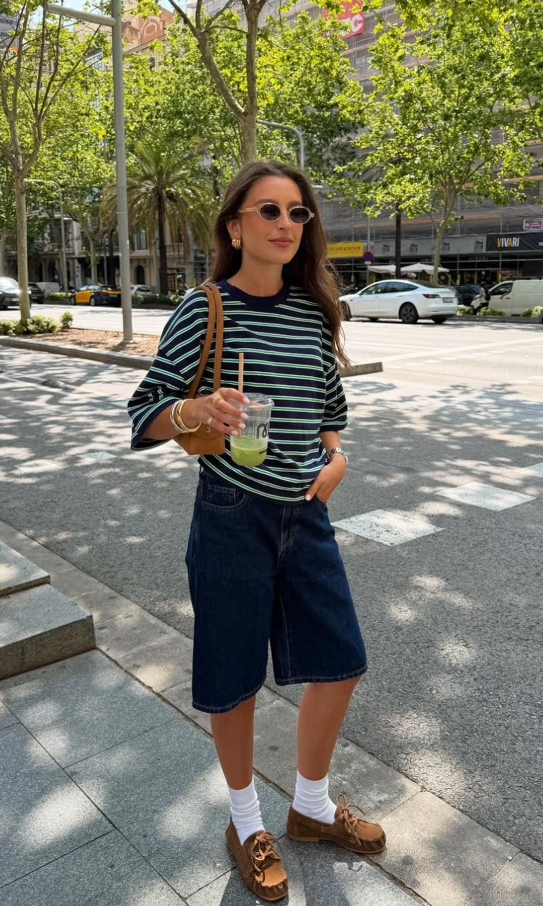 ¡HOLA! Fashion Desmontando mitos de moda: los pantalones anchos solo favorecen a las chicas altas