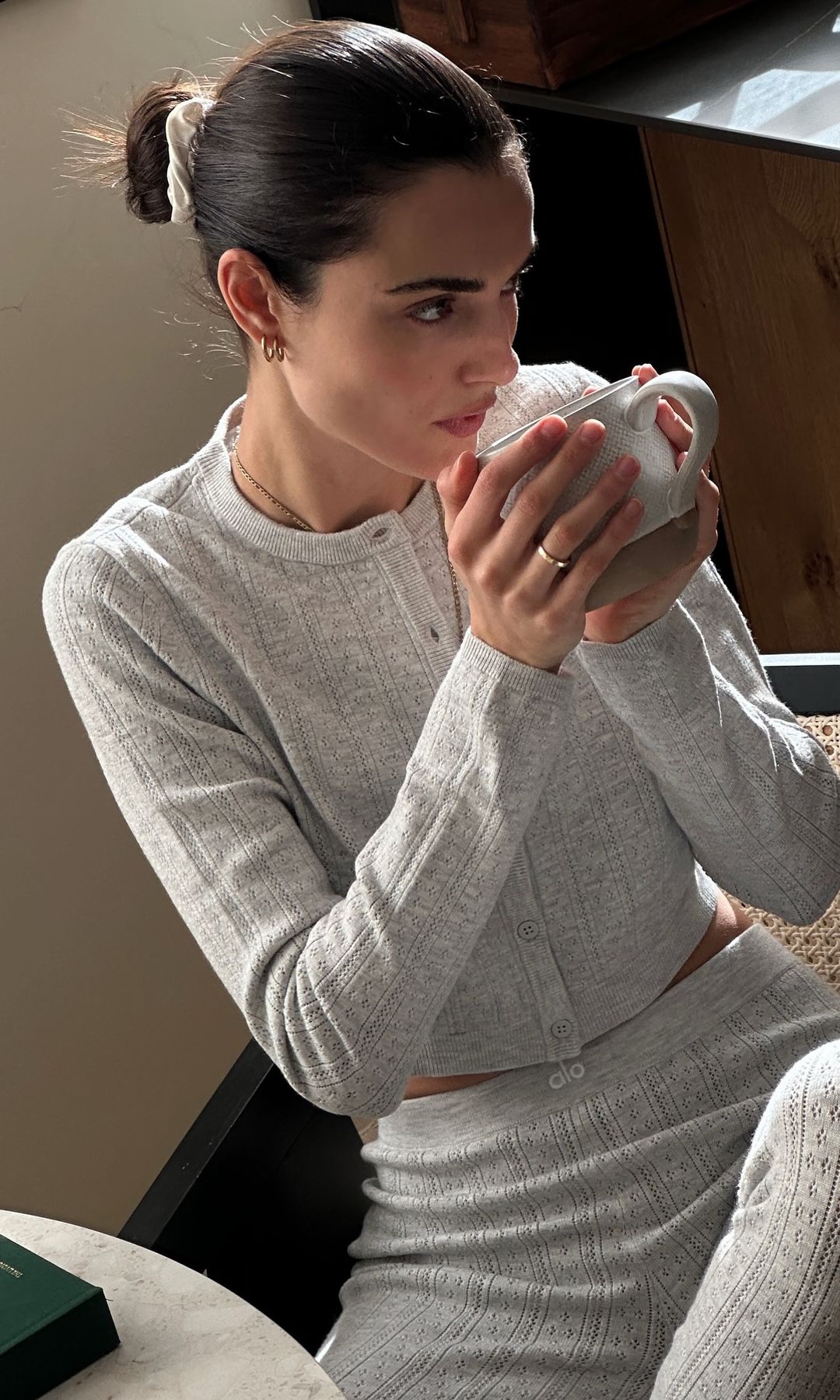 La modelo Blanca Padilla disfrutando en casa de una taza de café