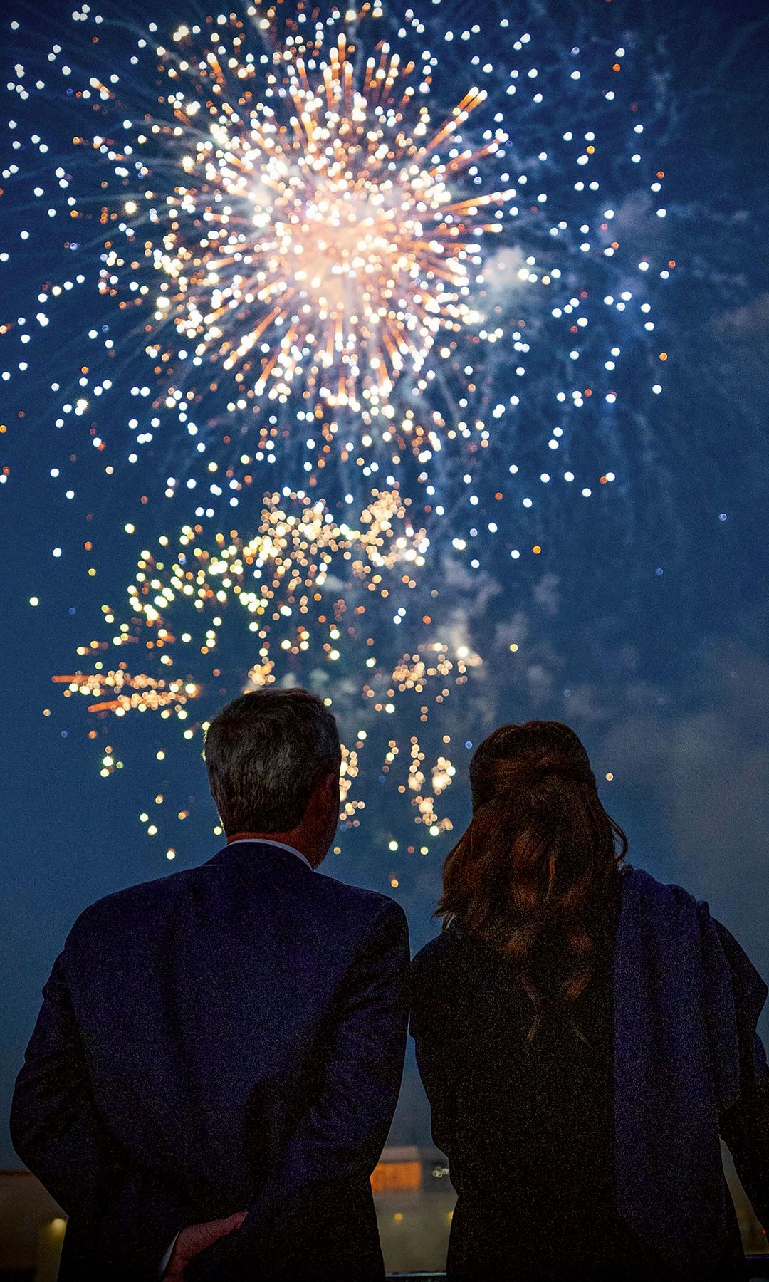 Los Reyes Federico y Mary cerraron su crucero de verano a bordo del "Dannebrog" con una jornada final en Samsø, que culminó con un espectáculo de fuegos artificiales, símbolo del broche festivo a una travesía marcada por su cercanía y buena sintonía