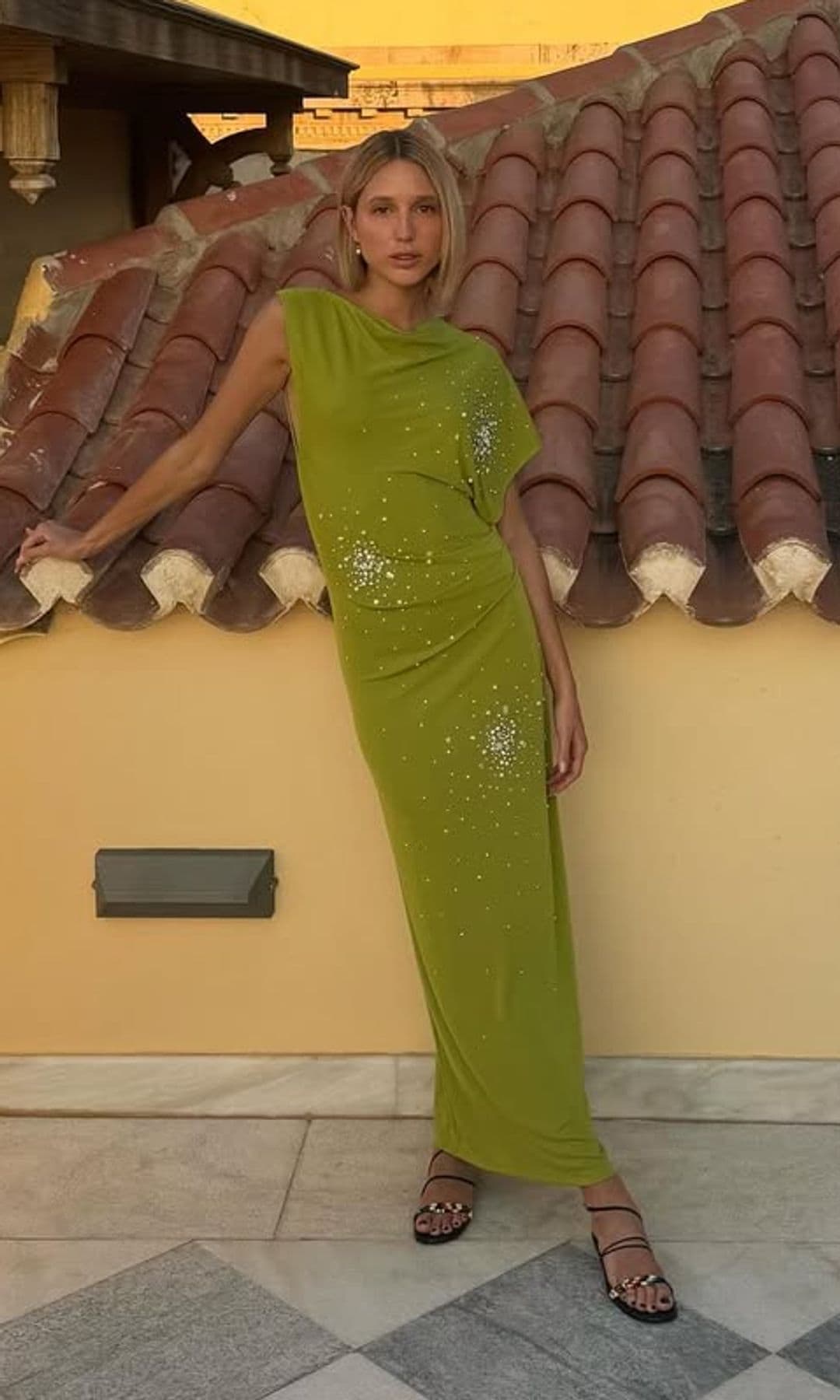 El vestido limoncello de Olympia de Grecia con cristales y perlas para una exclusiva boda en una isla privada