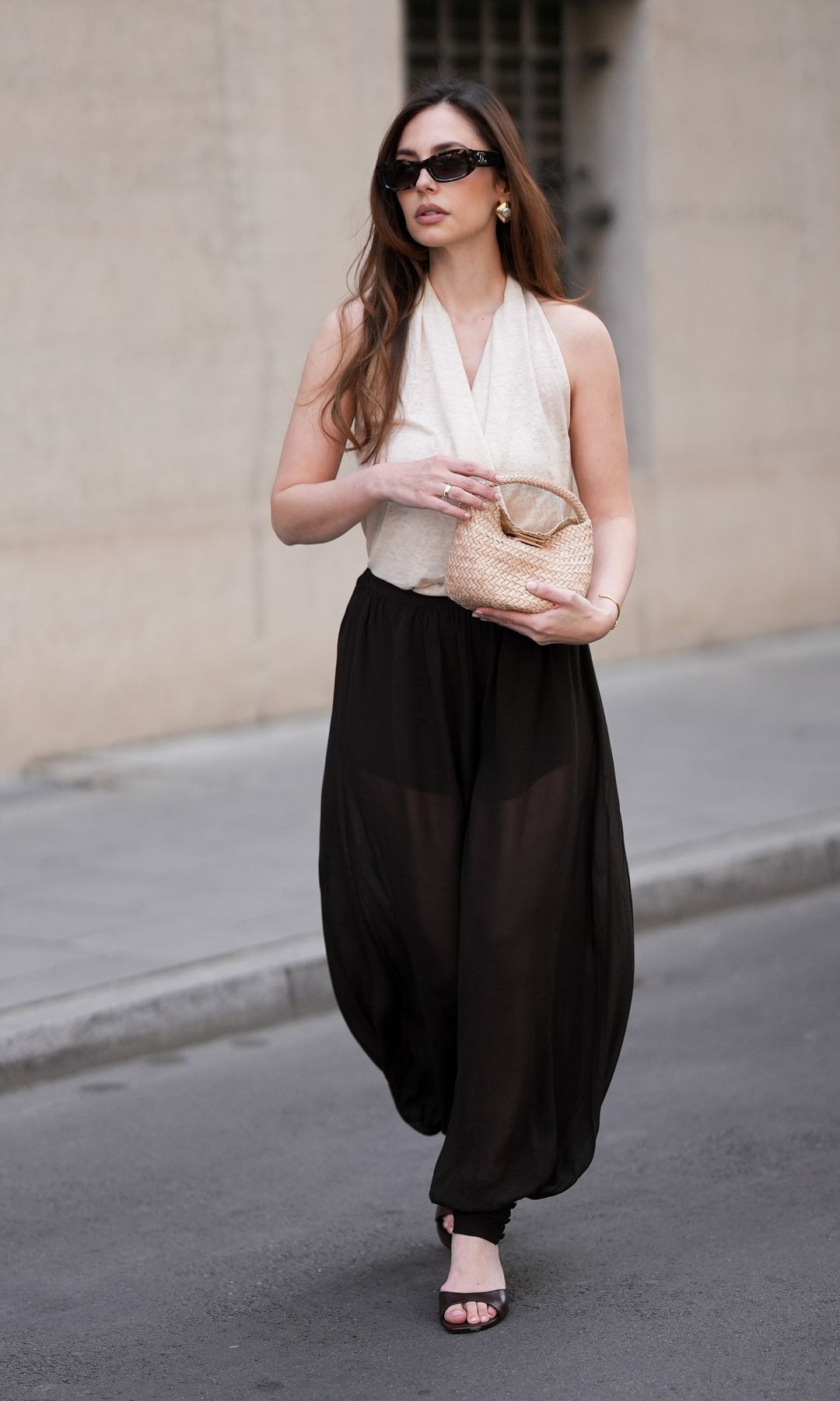 Look con blusa halter y pantalón bombacho