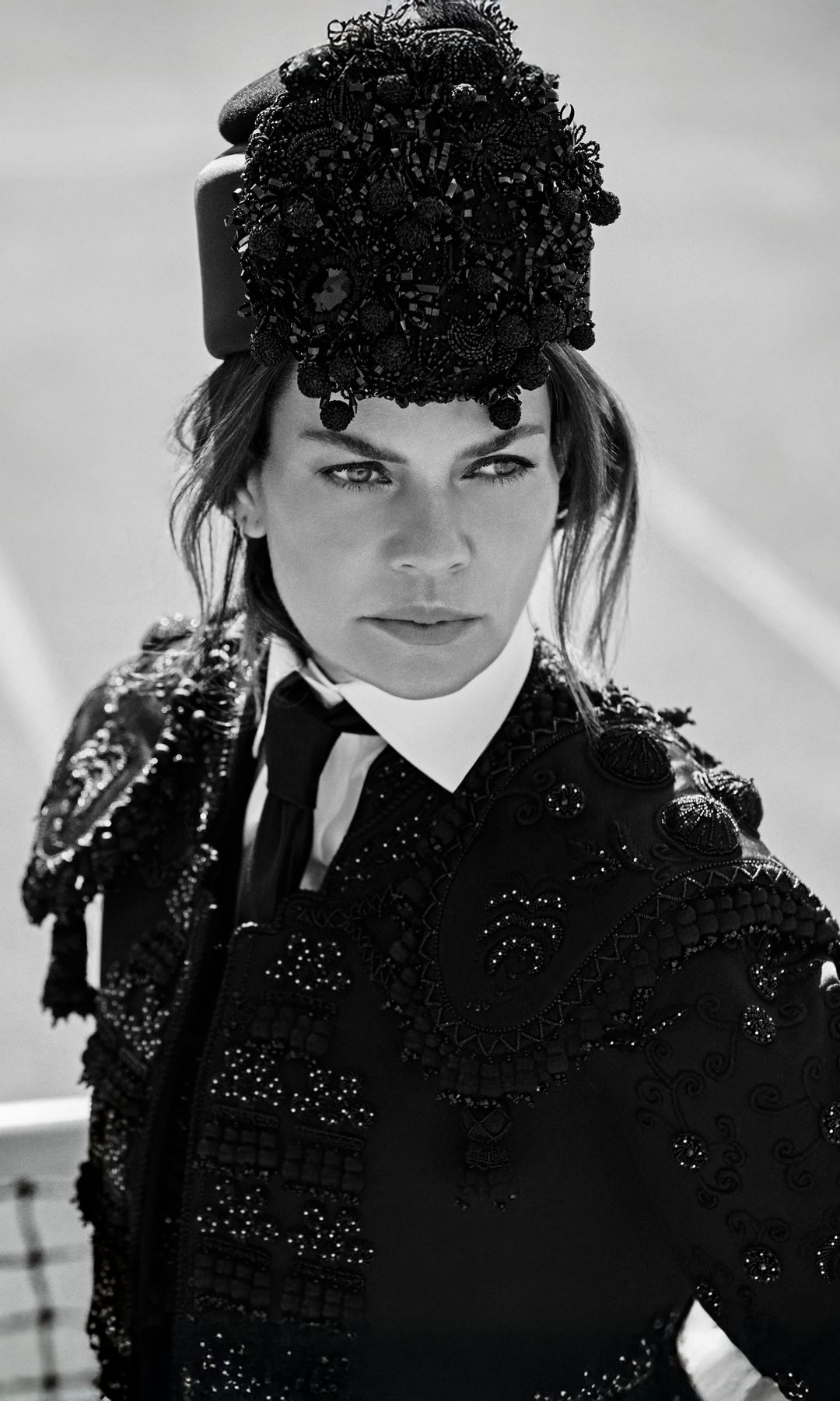 Alejandra de Rojas se atreve con este «look», de Schiaparelli alta costura, protagonizado por chaqueta corta, y bordada con lentejuelas y abalorios, que nuestra flamante mujer de portada combina con tocado bordado en perlas