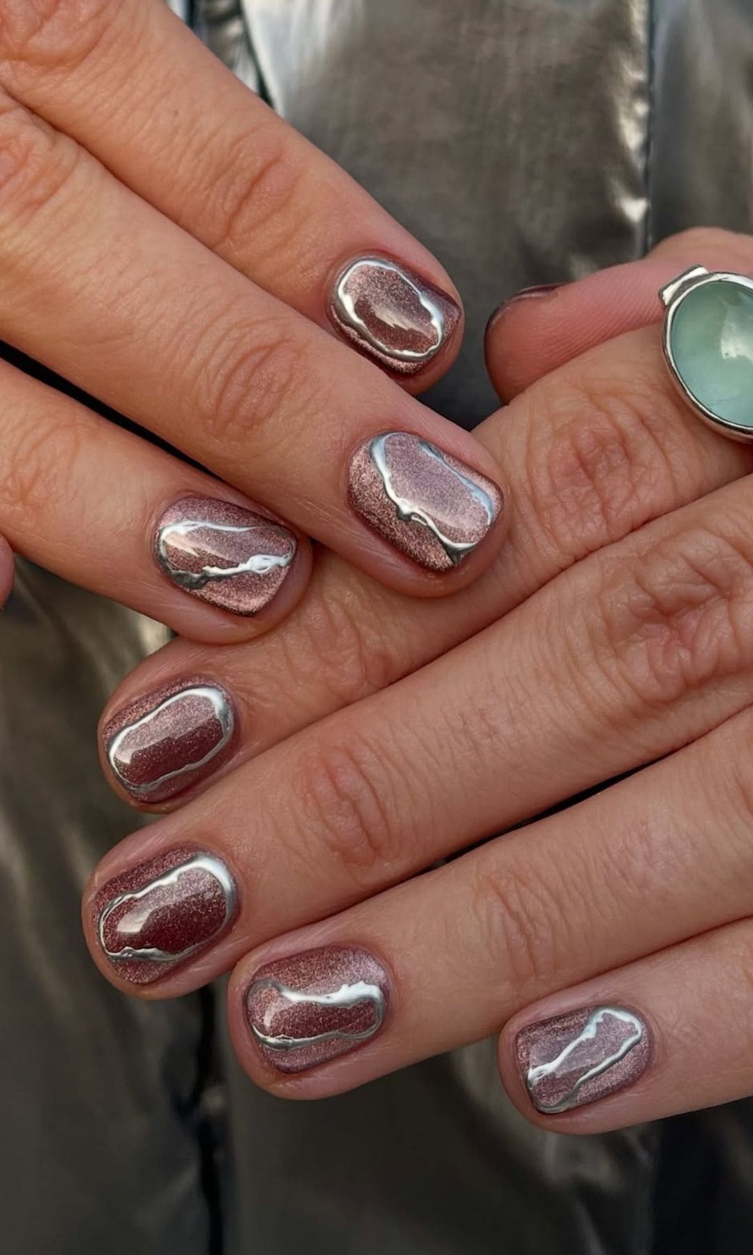 Manicura con detalle plateado