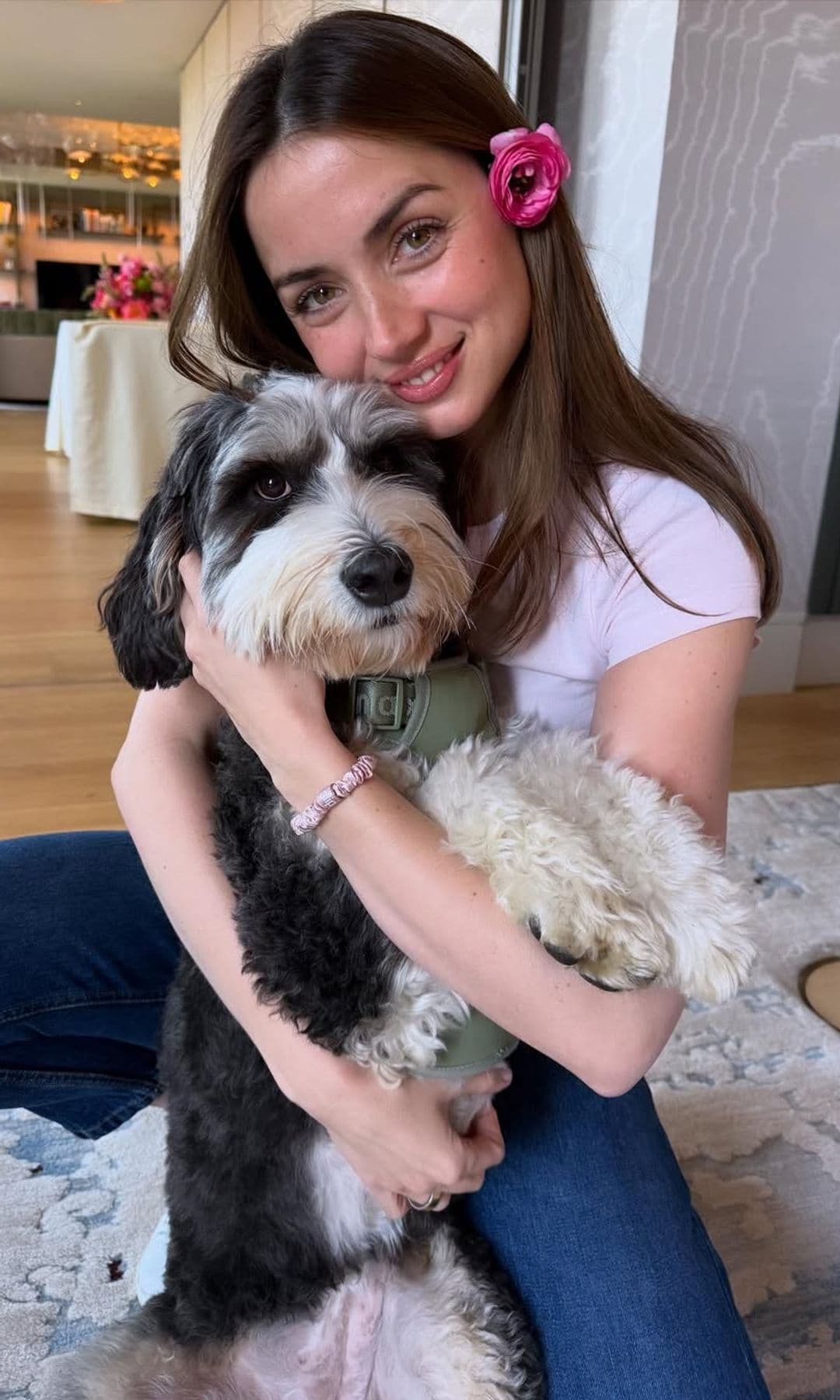 Ana de Armas con su perro Salsa