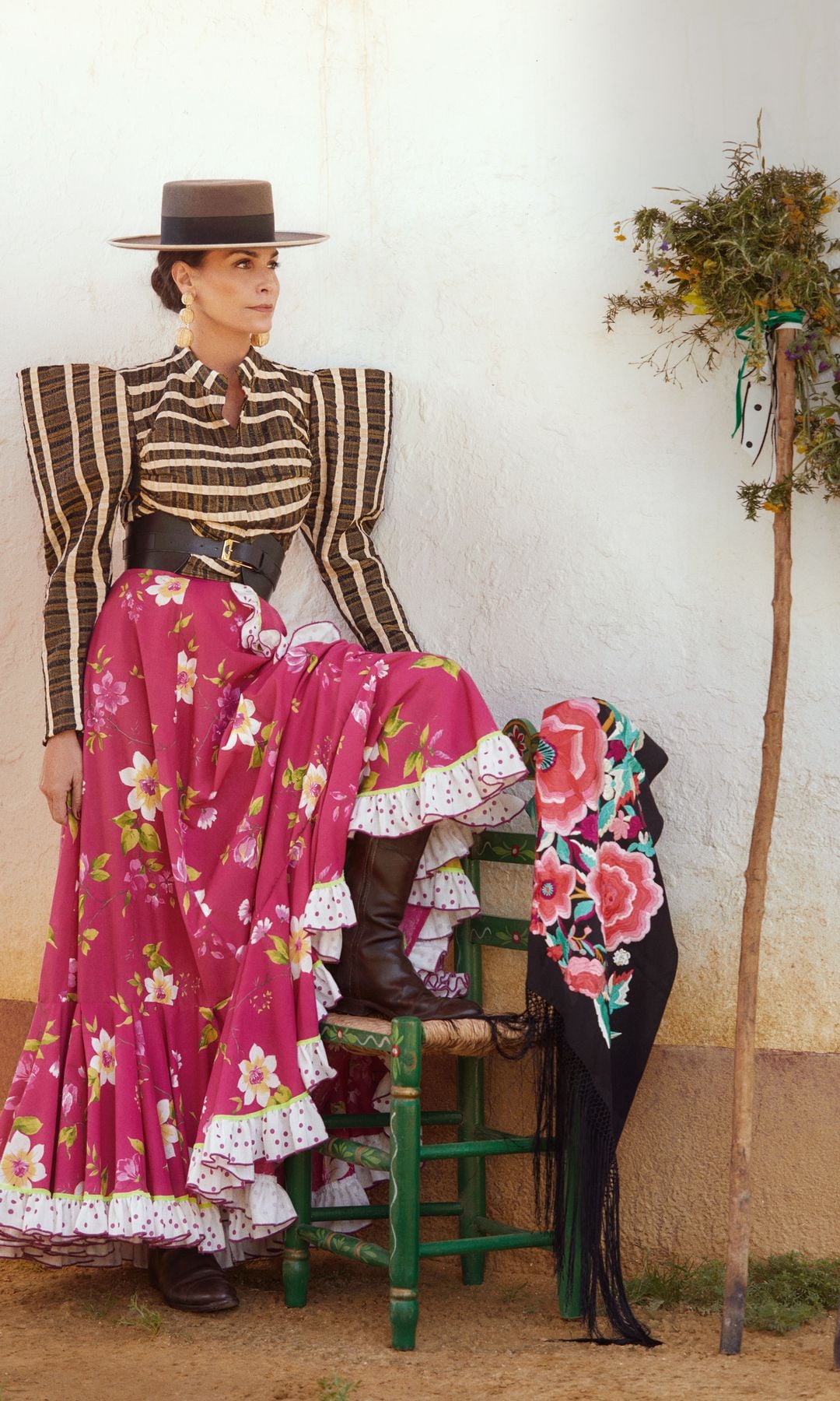 Inés con top de Pedro del Hierro, falda de Rocío Peralta y cinturón de IQ Collection