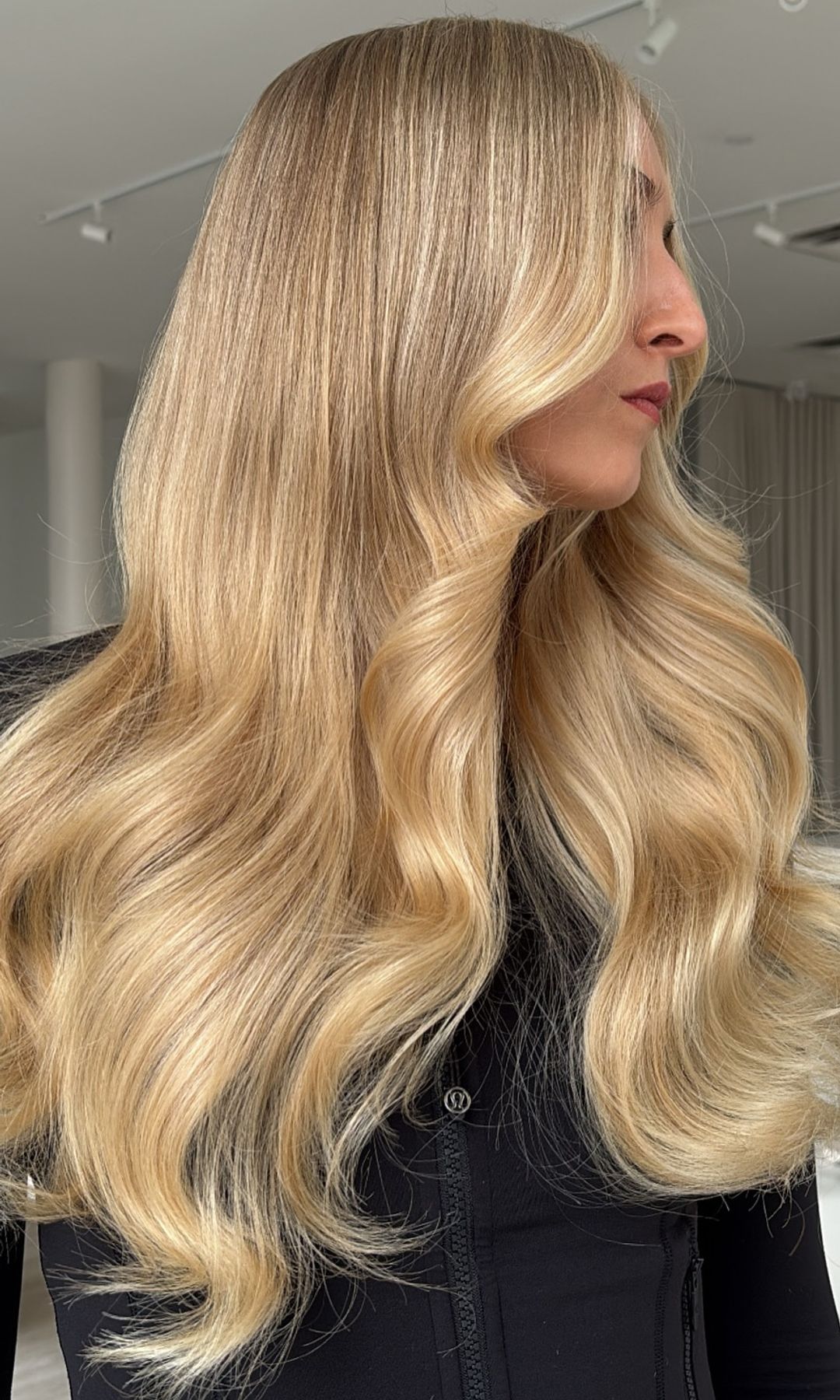 Mujer con cabello rubio