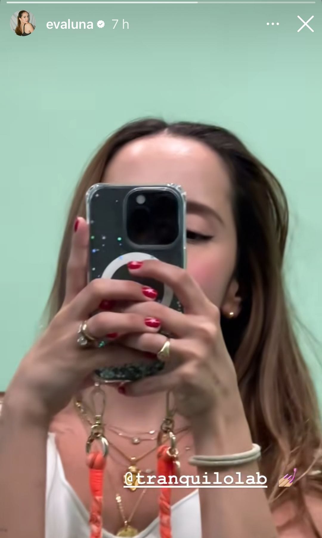 Evaluna mostró su manicure, el cual eligió en tono rojo.