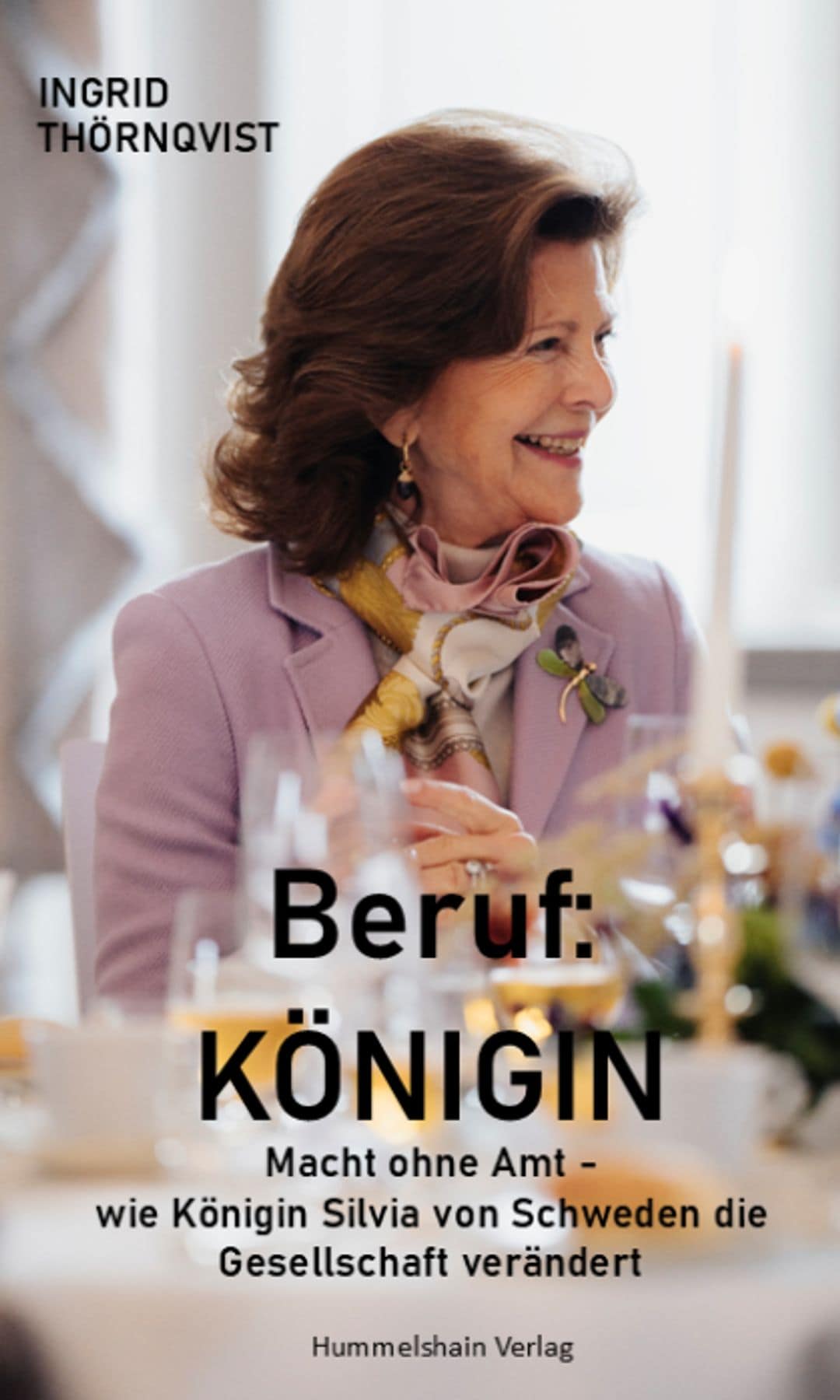 “Beruf: Königin – Wie Silvia von Schweden die Welt verändert”. El libro es una biografía/reportaje escrita por la periodista sueca Ingrid Thörnqvist, quien siguió a la reina Silvia durante un año para mostrar su trabajo real más allá de los actos oficiales.