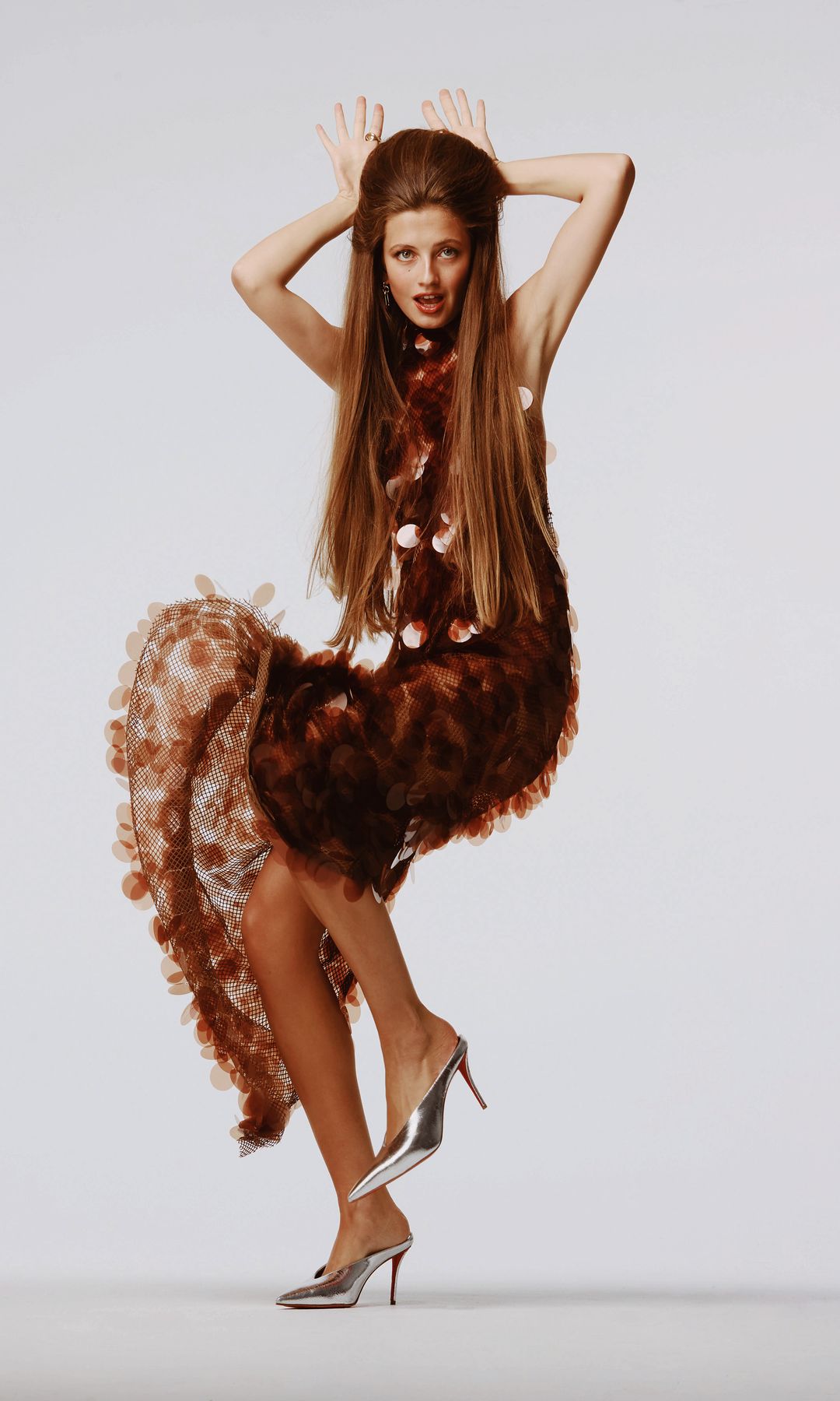TALENTO NATURAL
La actriz e influencer posa, divertida, con vestido de Marta Martí; zapatos de tacón, de Christian Louboutin, y joyas, de Rabat