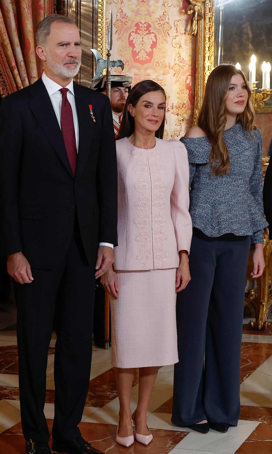 Miguel Herrero de Miñón, la reina Sofía, la princesa leonor, el rey Felipe, la reina Letizia, la infanta Sofía, el ex presidente del gobierno Felipe González, y el padre de la Constitución Miquel Roca