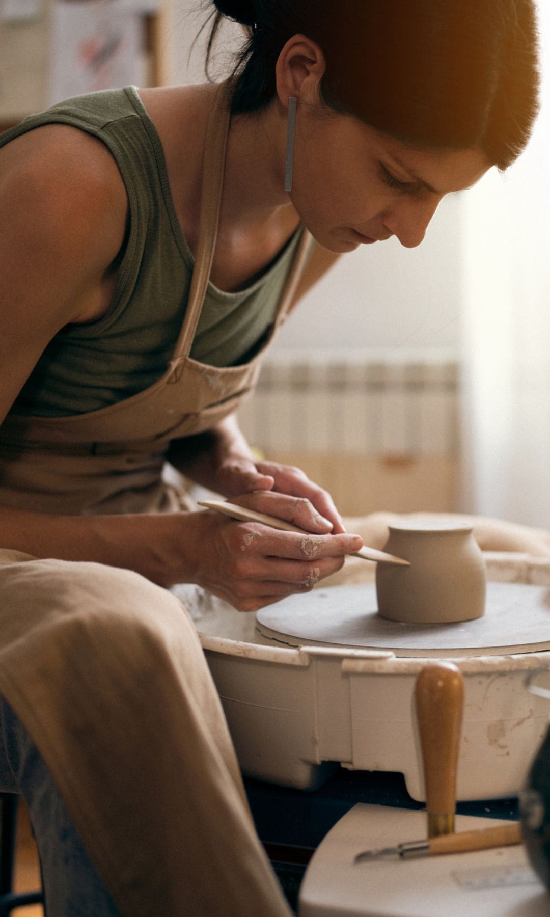 Mujer haciendo cerámica