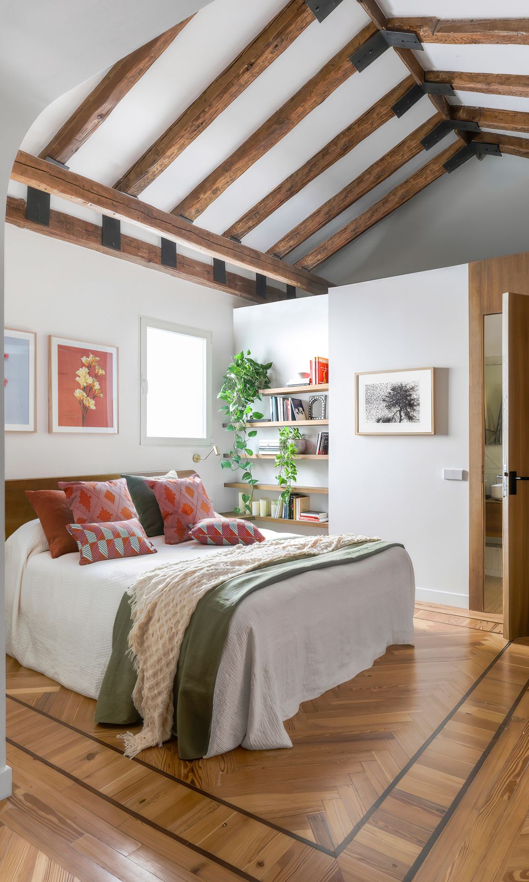 Dormitorio con vigas de madera en el techo