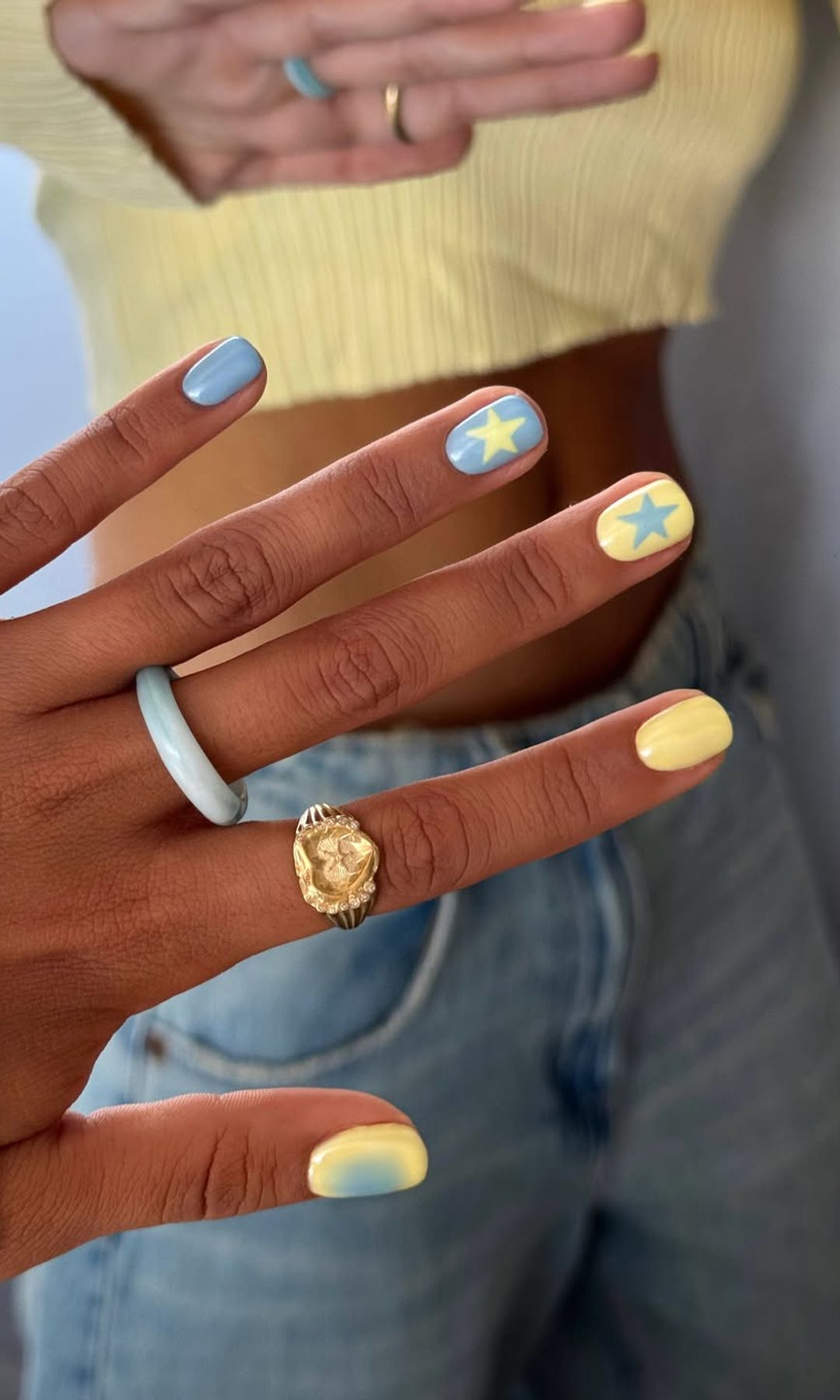 Manicura bicolor con estrellas
