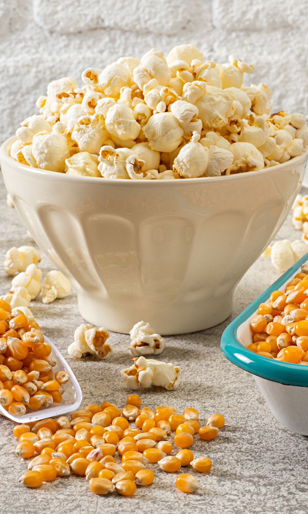 Bodegón con palomitas de maíz recién hechas