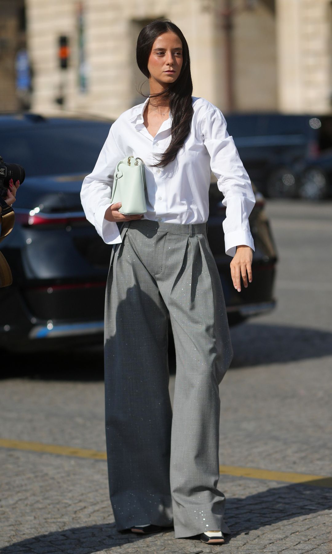 Victoria Federica lleva al desfile de Dior el look más elegante del otoño: del pantalón de pata de gallo a los mocasines bicolor con tacón