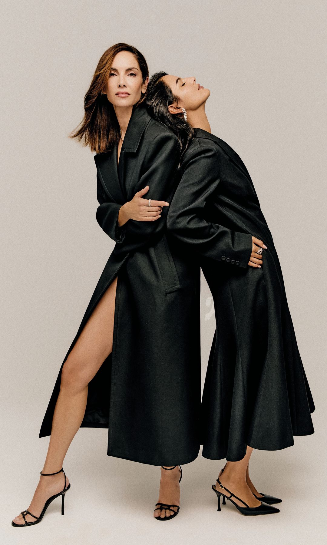 NEGRO, SIEMPRE
En la imagen, el dúo imbatible de elegancia formado por Eugenia Silva, que posa con abrigo,  de Valentino, y sandalias, de Jimmy Choo, y 
Jana Pérez, vestida  con abrigo, de Fendi, y zapatos, de Gianvito Rossi. Ambas llevan joyas, de Rabat.