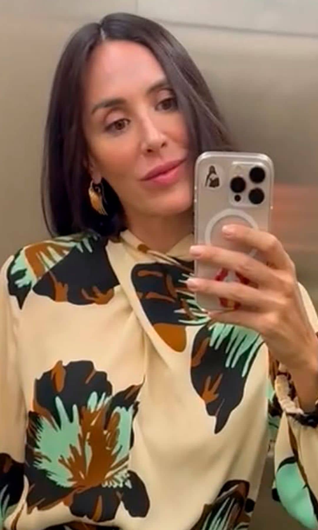 ​Tamara Falcó desafía la lluvia con este original conjunto estampado para una cita muy especial