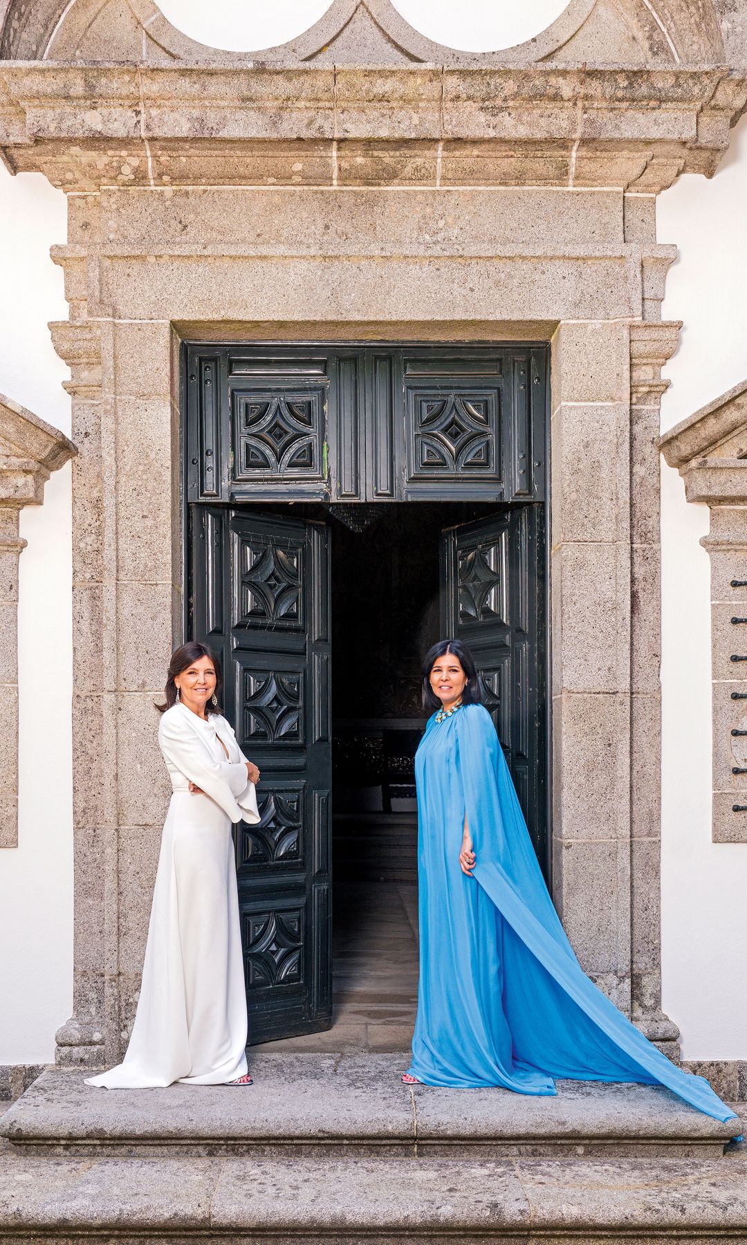 Claudia, vestida de blanco, y Catarina, de azul, nos abren las puertas de su casa palacio familiar, que data del siglo XVIII