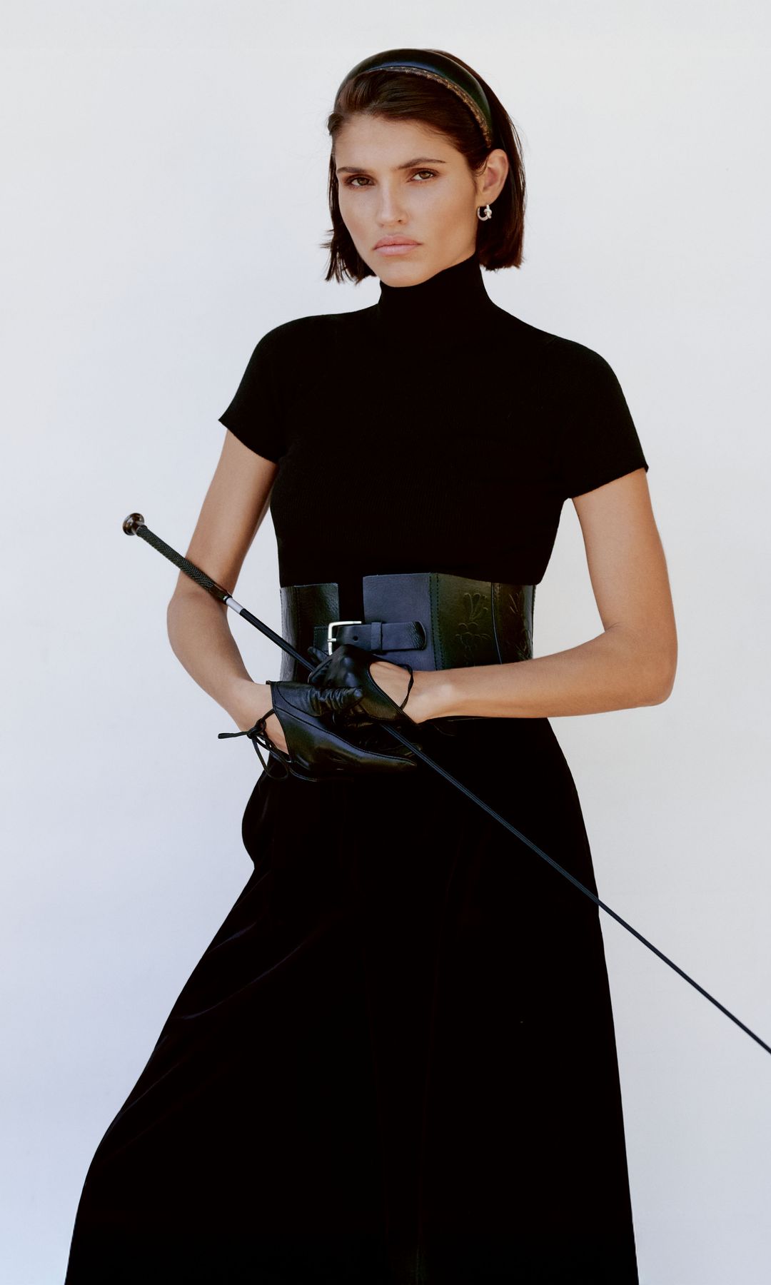 Siempre suman: ¿Y si la verdadera clave de un outfit estuviese en los complementos? Top y pantalón, de Max Mara; cinturón y guantes, de Zara; pendientes, de Celine; diadema, de Louis Vuitton, y fusta, de Tienda Hípica el Valenciano