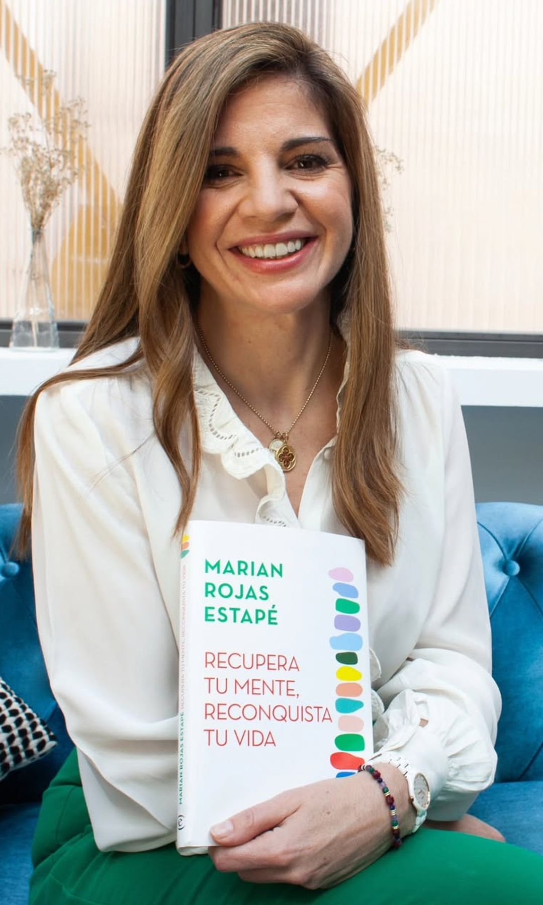 Marian Rojas Estapé con uno de sus libros más vendidos, 'Recupera tu mente, reconquista tu vida'