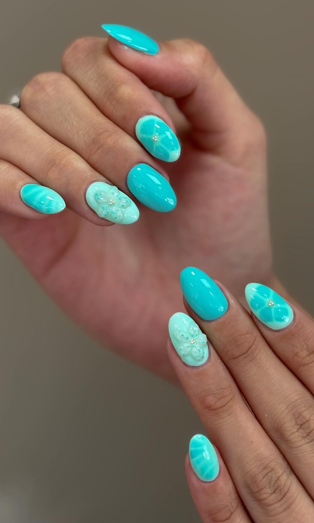 Manicura turquesa 