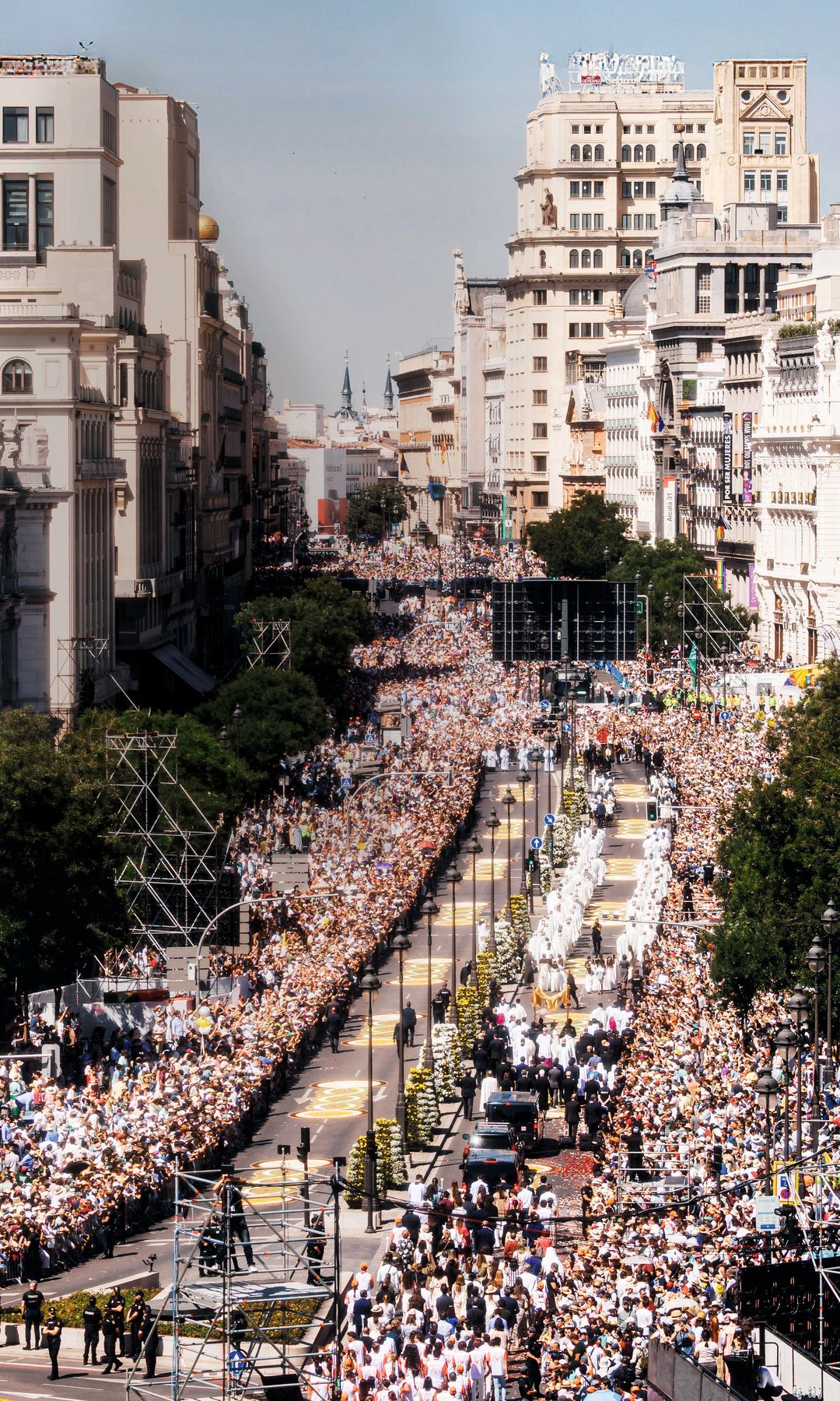 Una vista de la calle de Alcalá abarrotada de fieles siguiendo la procesión del Corpus