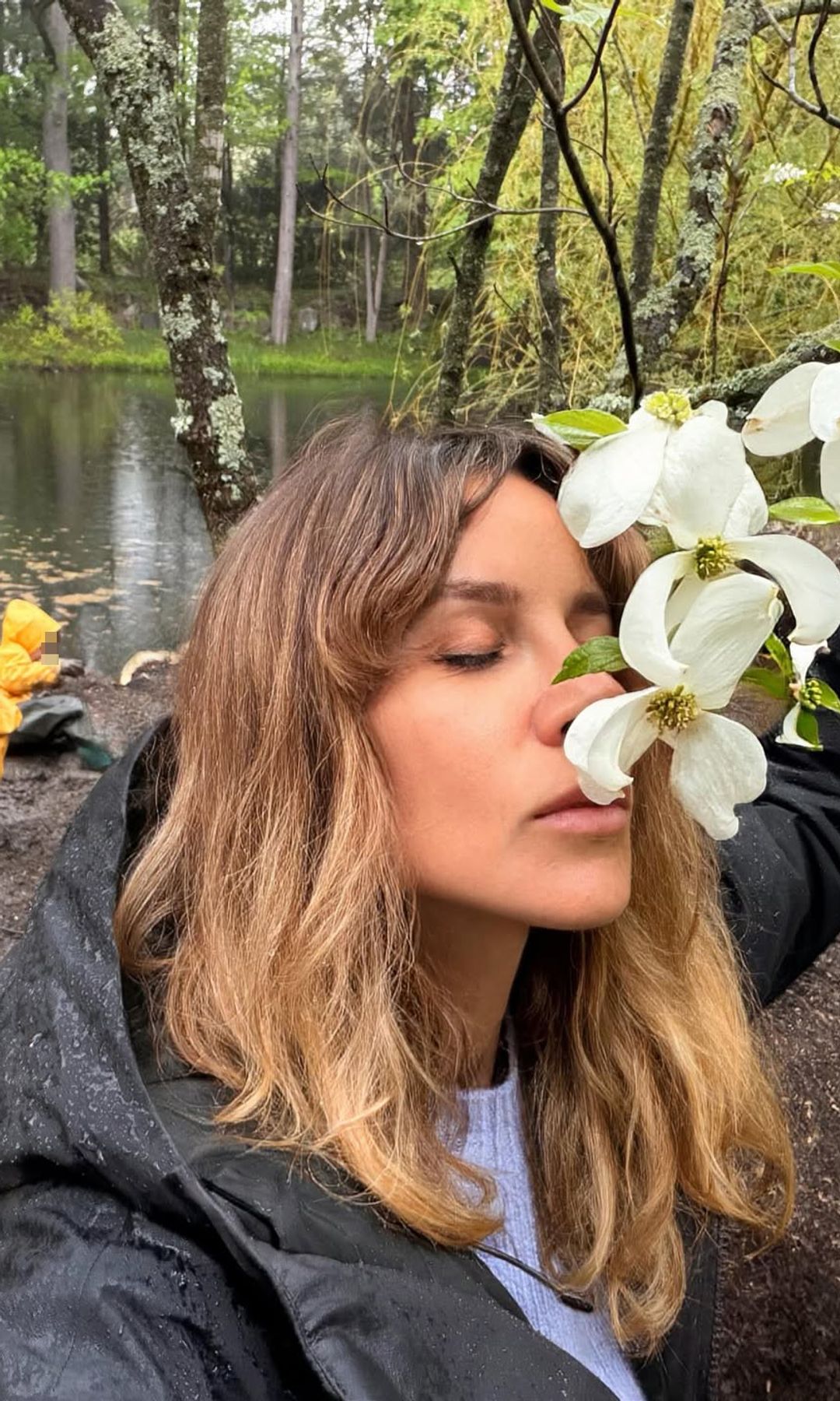 Alejandra disfrutando del entorno mientras sus hijos juegan