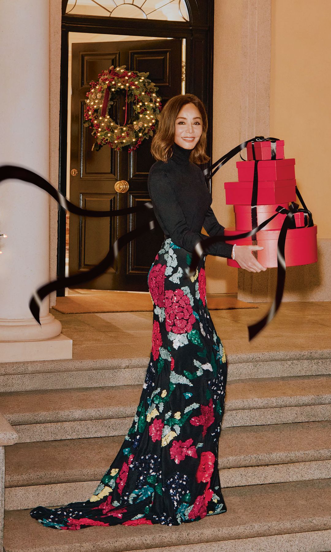 Isabel Preysler cargada con un montón de regalos