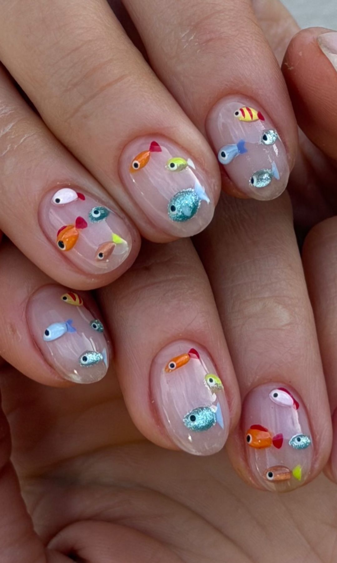 Manicura de peces de colores