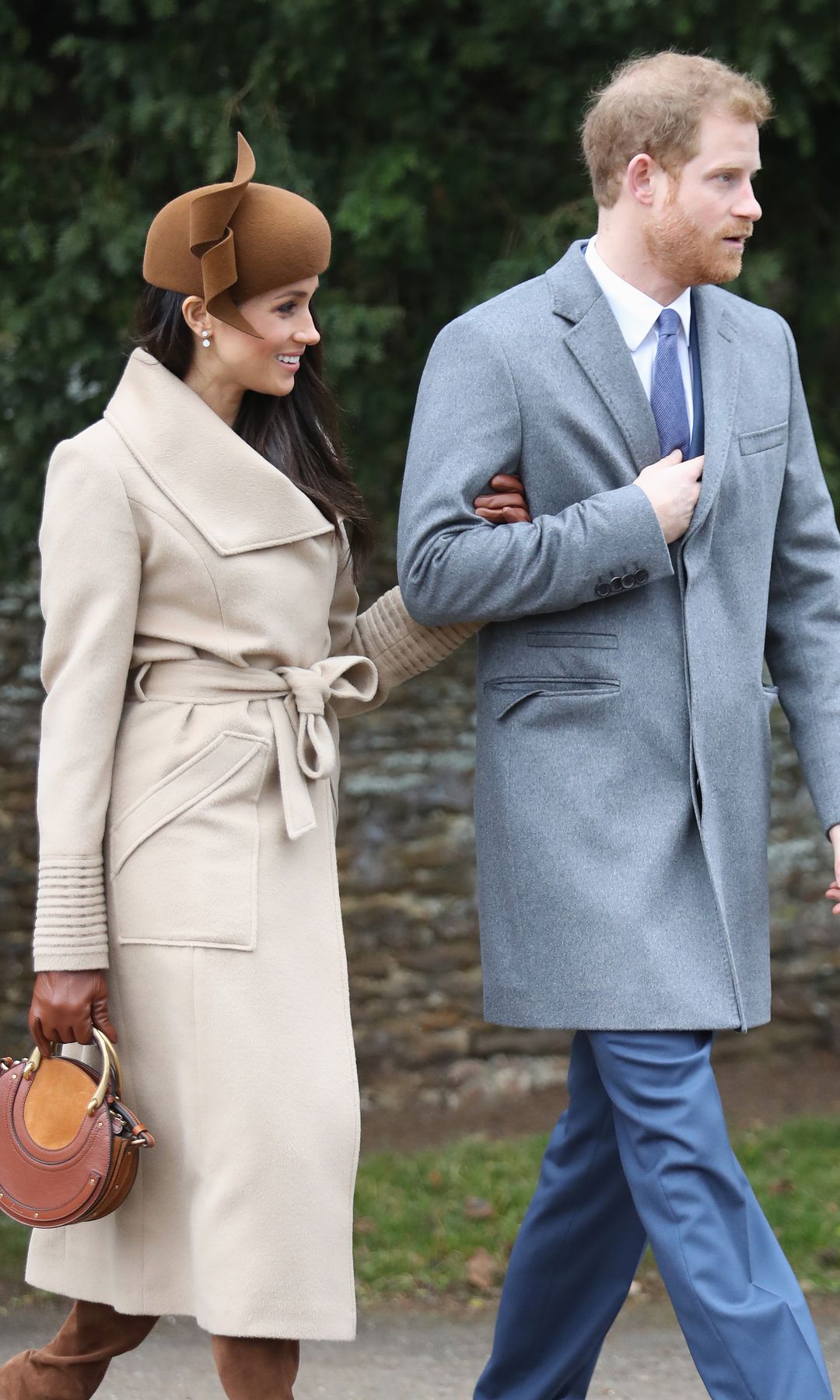 Meghan Markle y Harry de Inglaterra llegando a la iglesia en Navidad