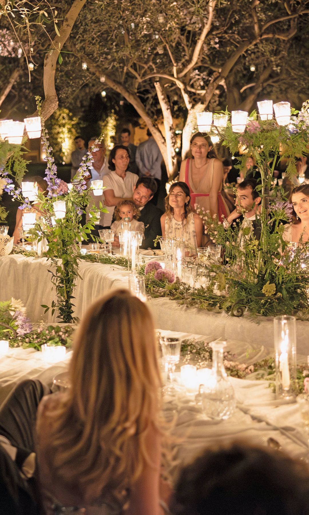 La cena, celebrada en el olivar, contó con una decoración creada también por la diseñadora italiana.