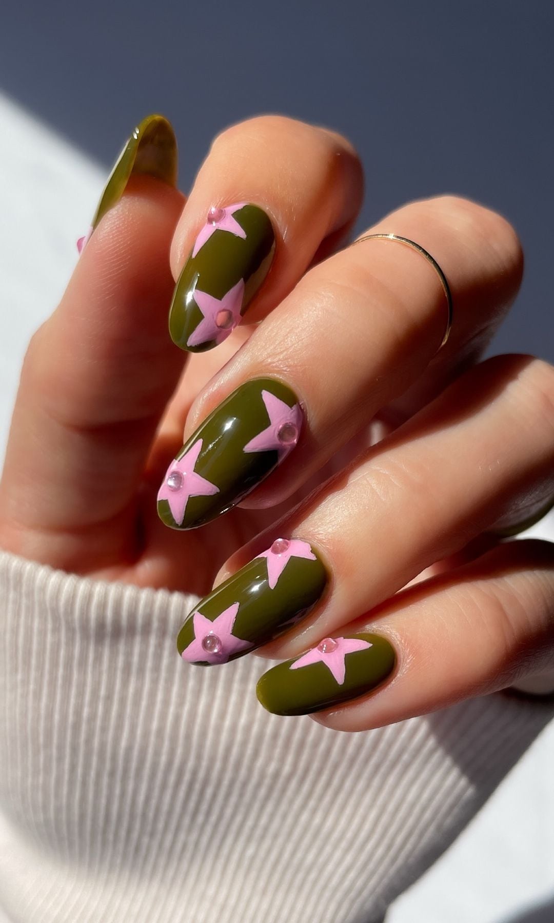 Manicura de estrellas verde y rosa