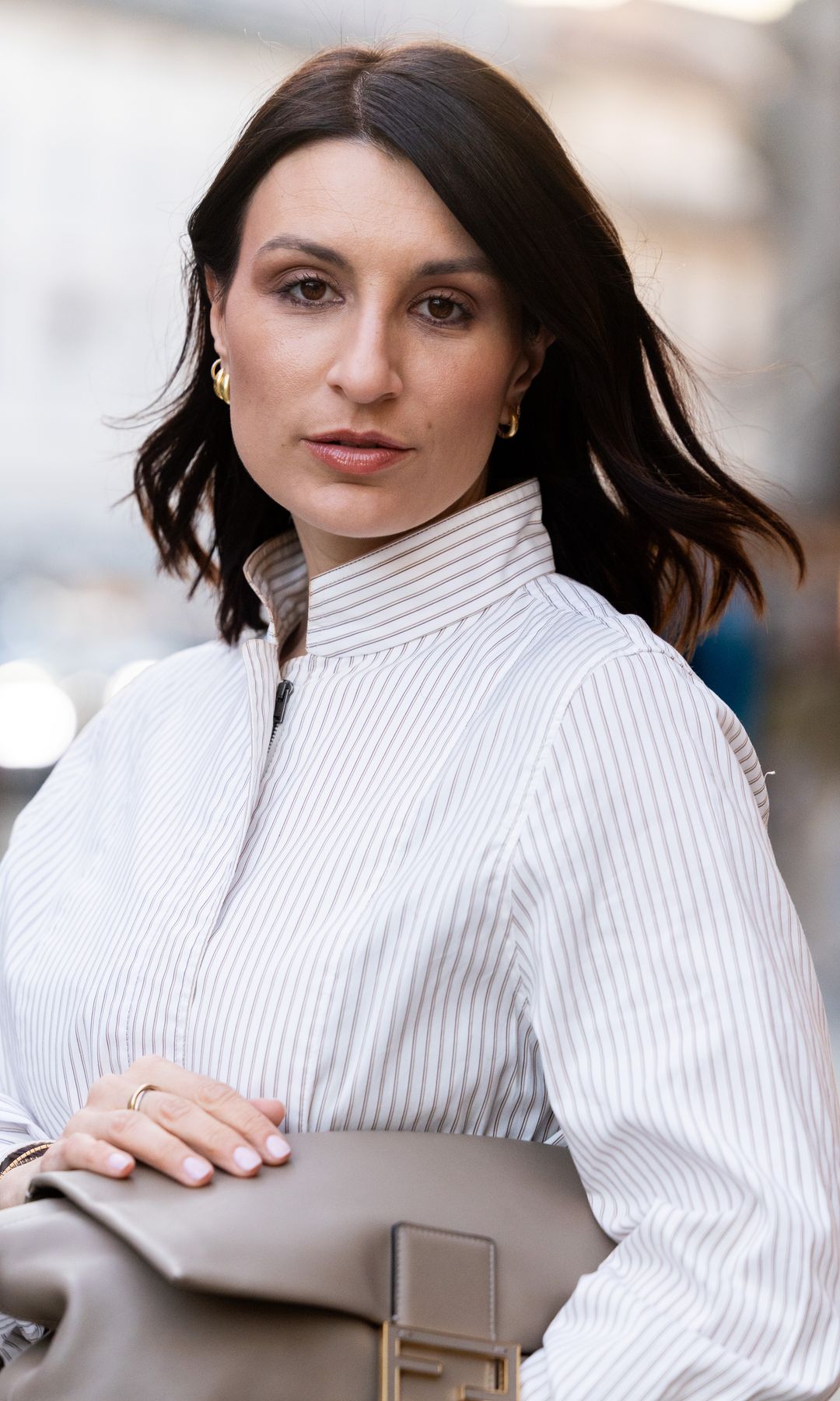  Mujer con rostro cuadrado