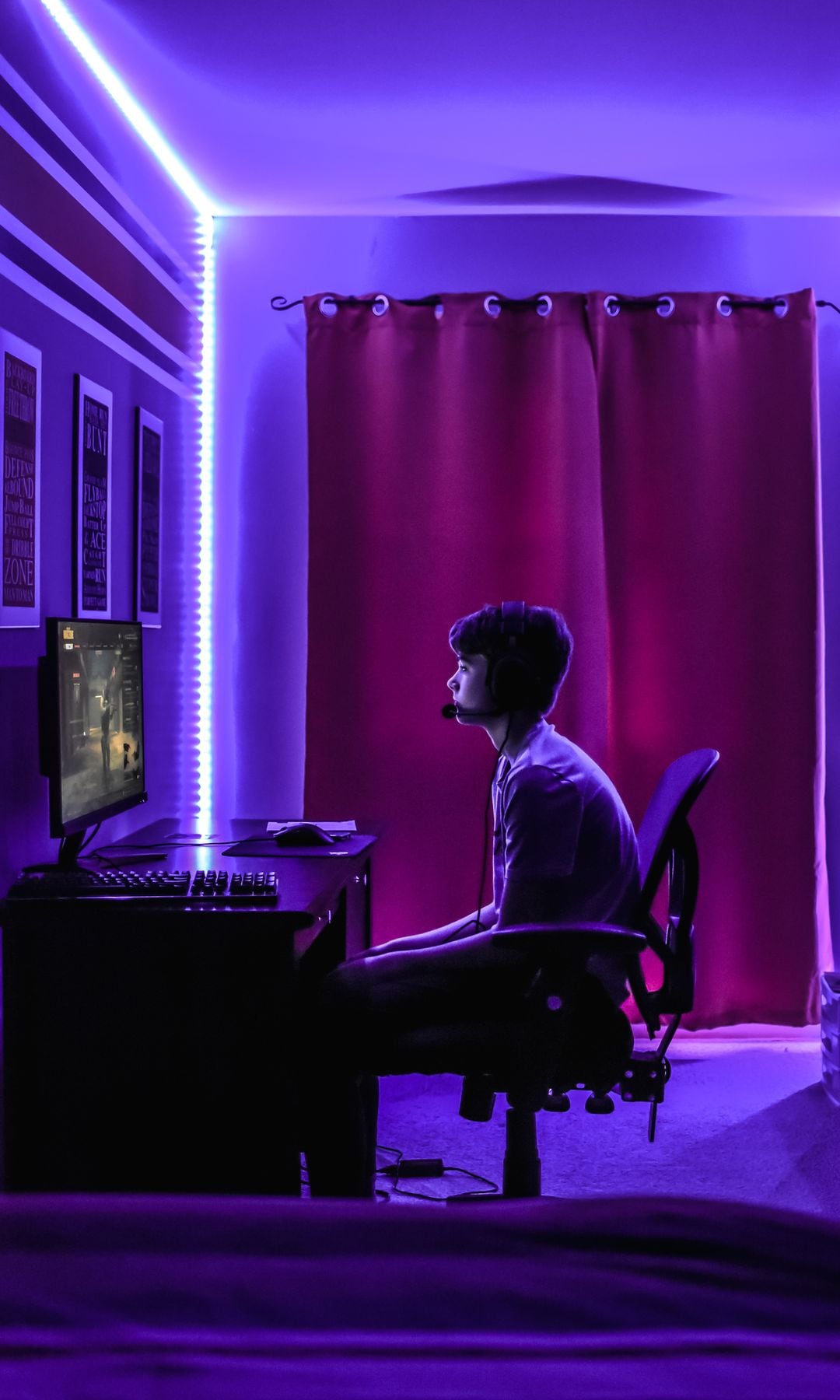 Adolescente jugando a un videojuego online