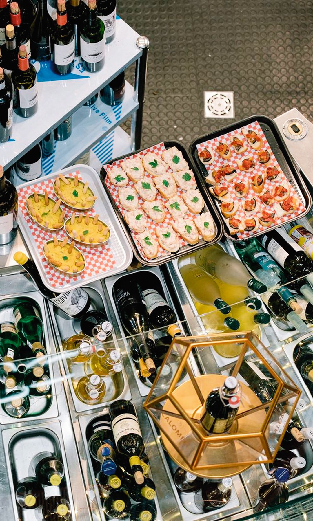 Puesto de tapas y vinos en el Mercado de San Antón.