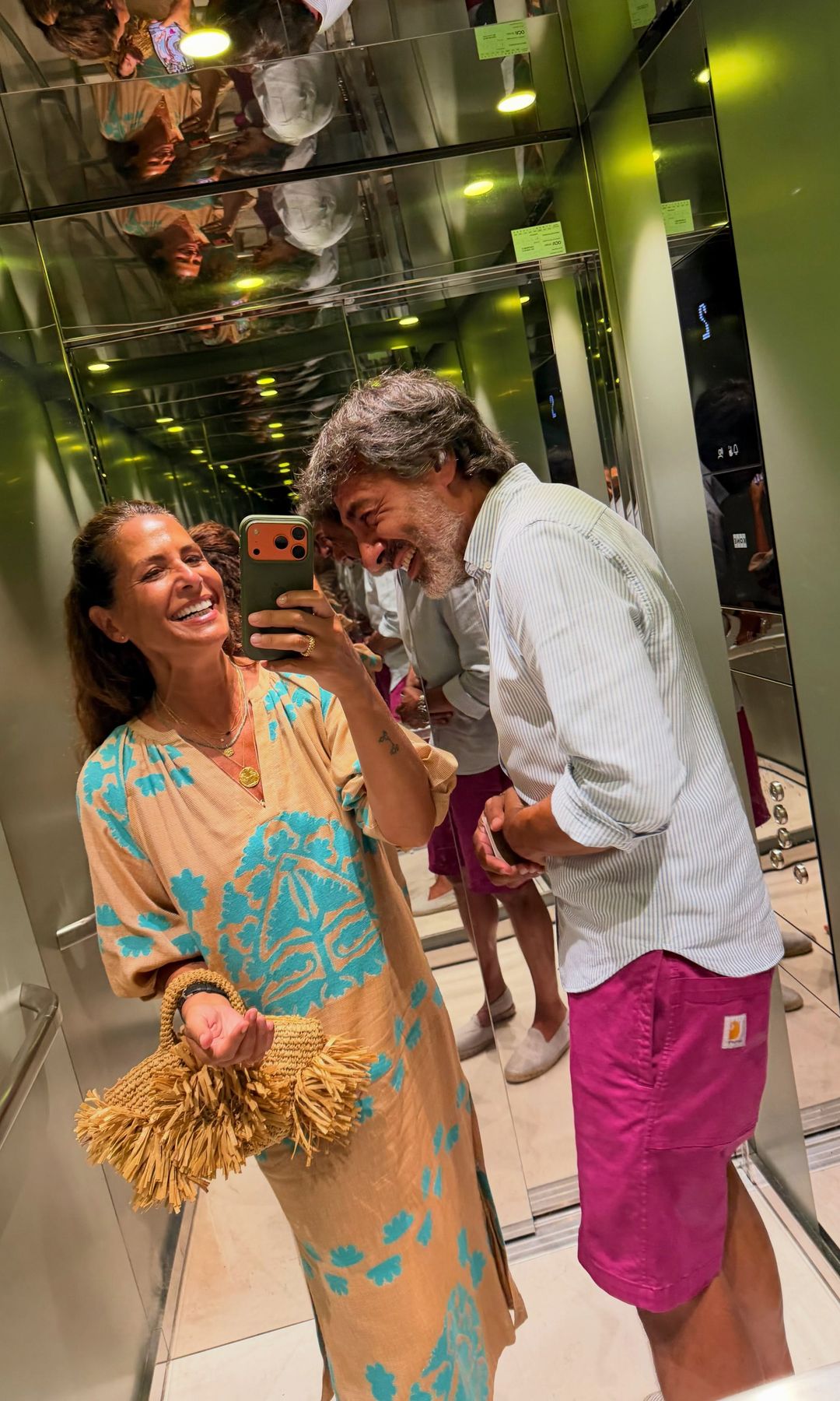 Nuria Roca y Juan del Val riéndose en un ascensor en sus vacaciones en Cádiz