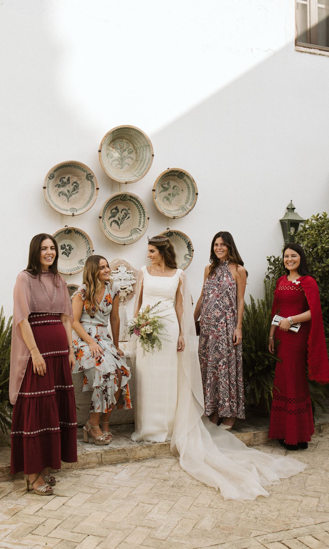 La novia con sus damas de honor, entre las que se encuentra Natalia Santos (de rojo), hija de Cristina Yanes