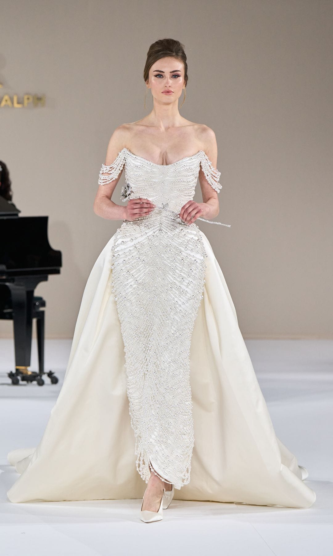 El look de Amal Clooney fue el diseño nupcial de la colección de Alta Costura de Tamara Ralph 2025.