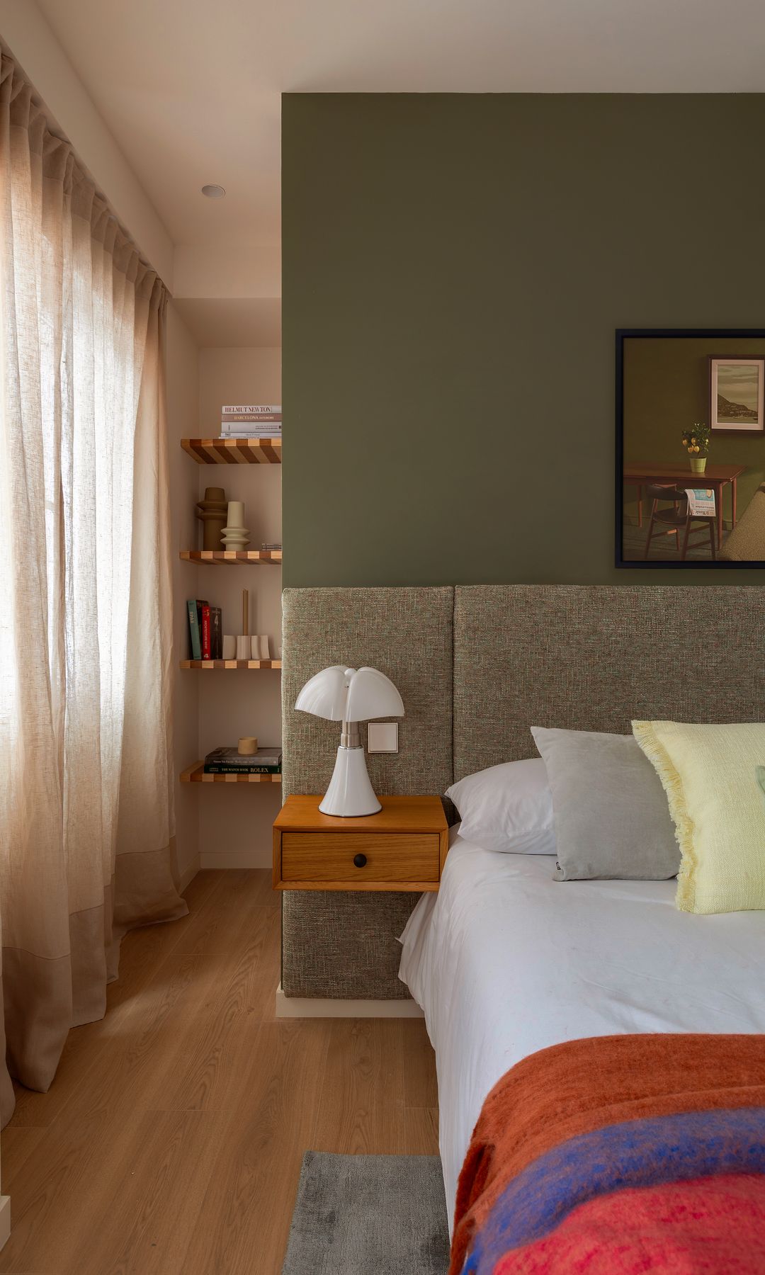 Dormitorio principal con pared pintada en color verde