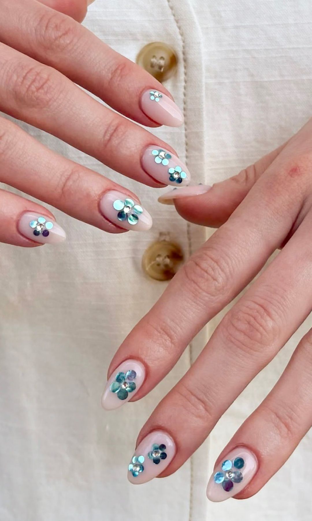 Manicura floral de lentejuelas