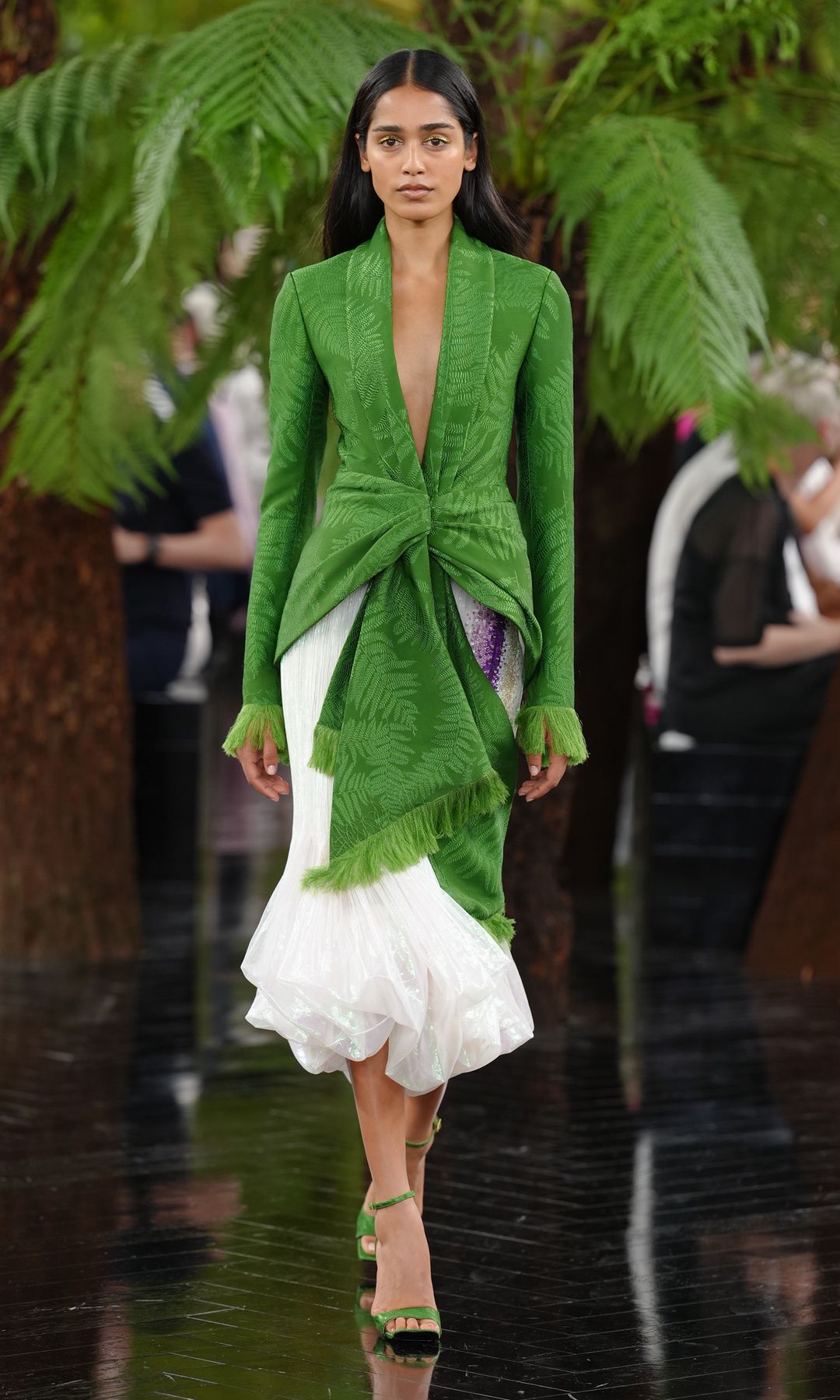 Dior rompe esquemas con la propuesta más tropical de Otoño/Invierno durante la Semana de la Alta Costura en París